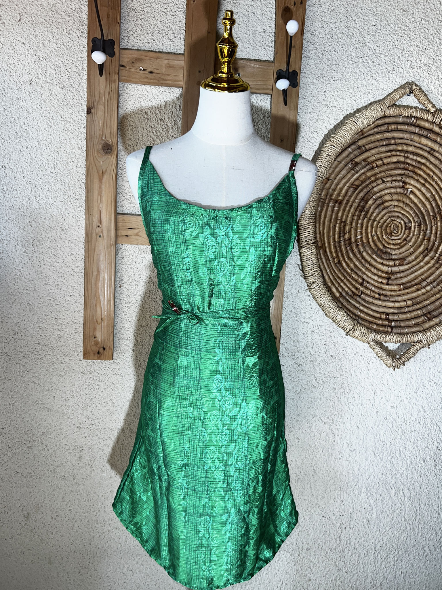 Robe verte éclatante – Mannequin de face, liens noués devant pour un style raffiné