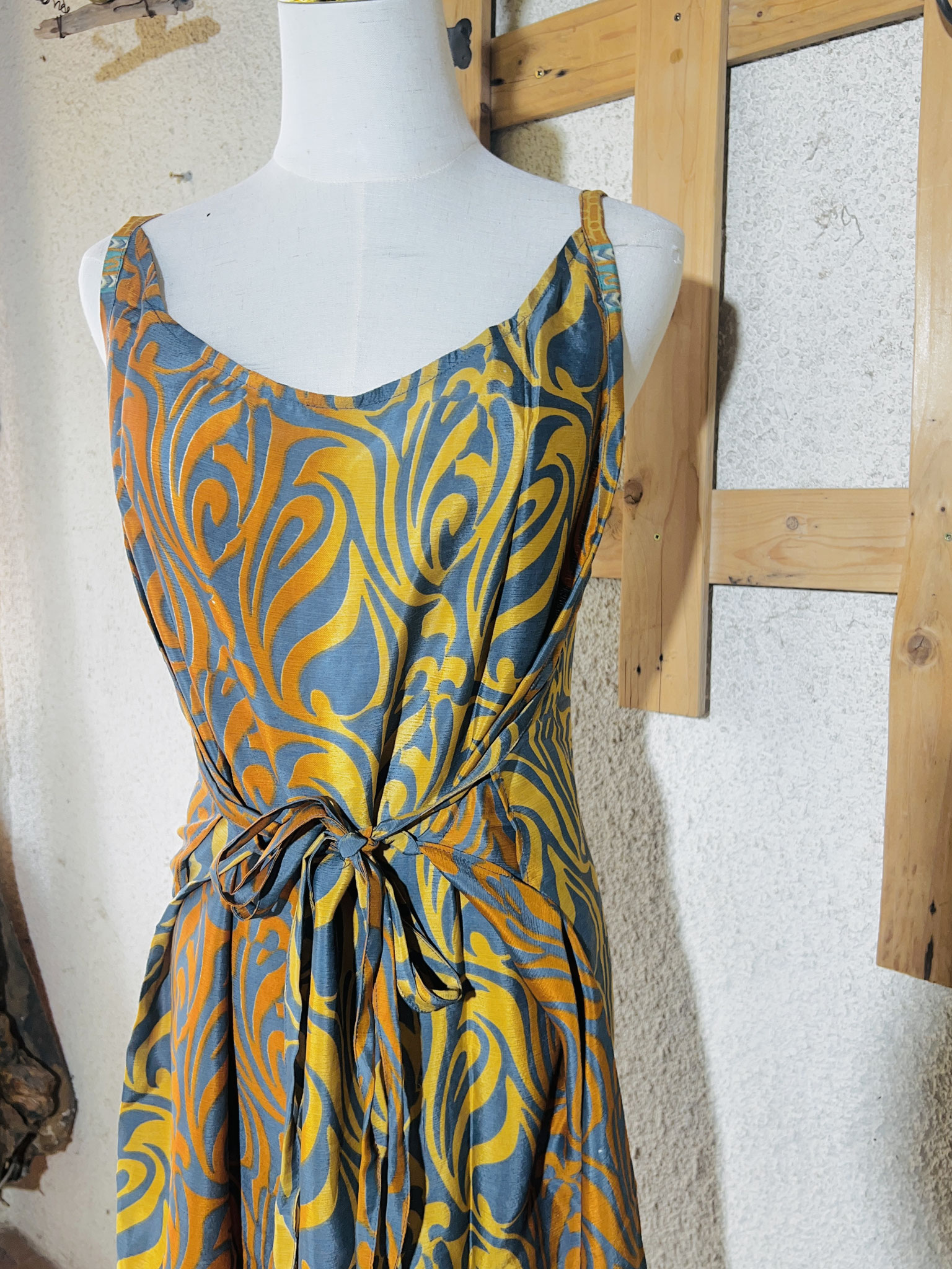 Robe courte en soie Sari orange et bleu gris – Zoom sur le détail du lien avant sur mannequin