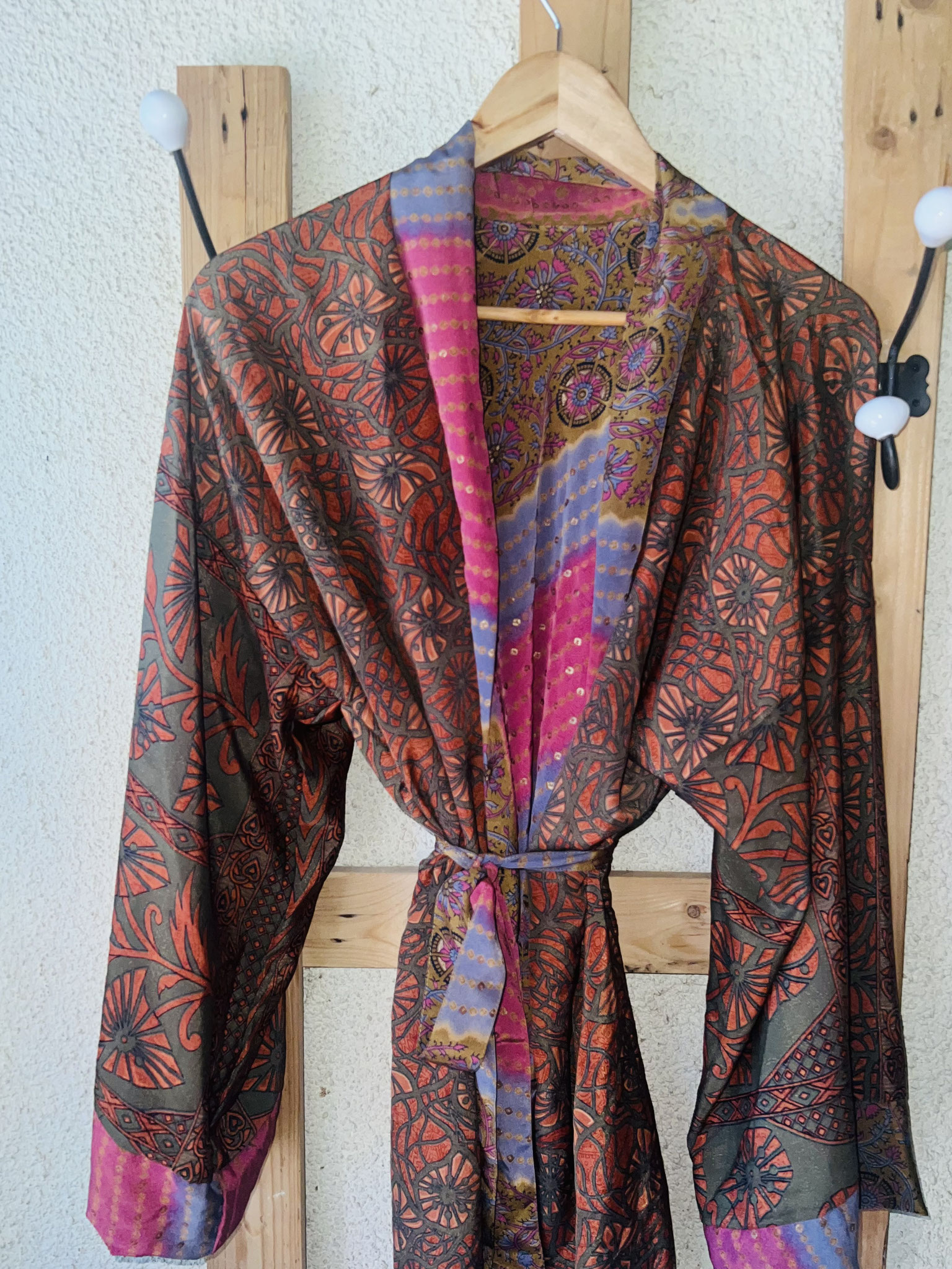 Gros plan sur les motifs floraux du kimono réversible