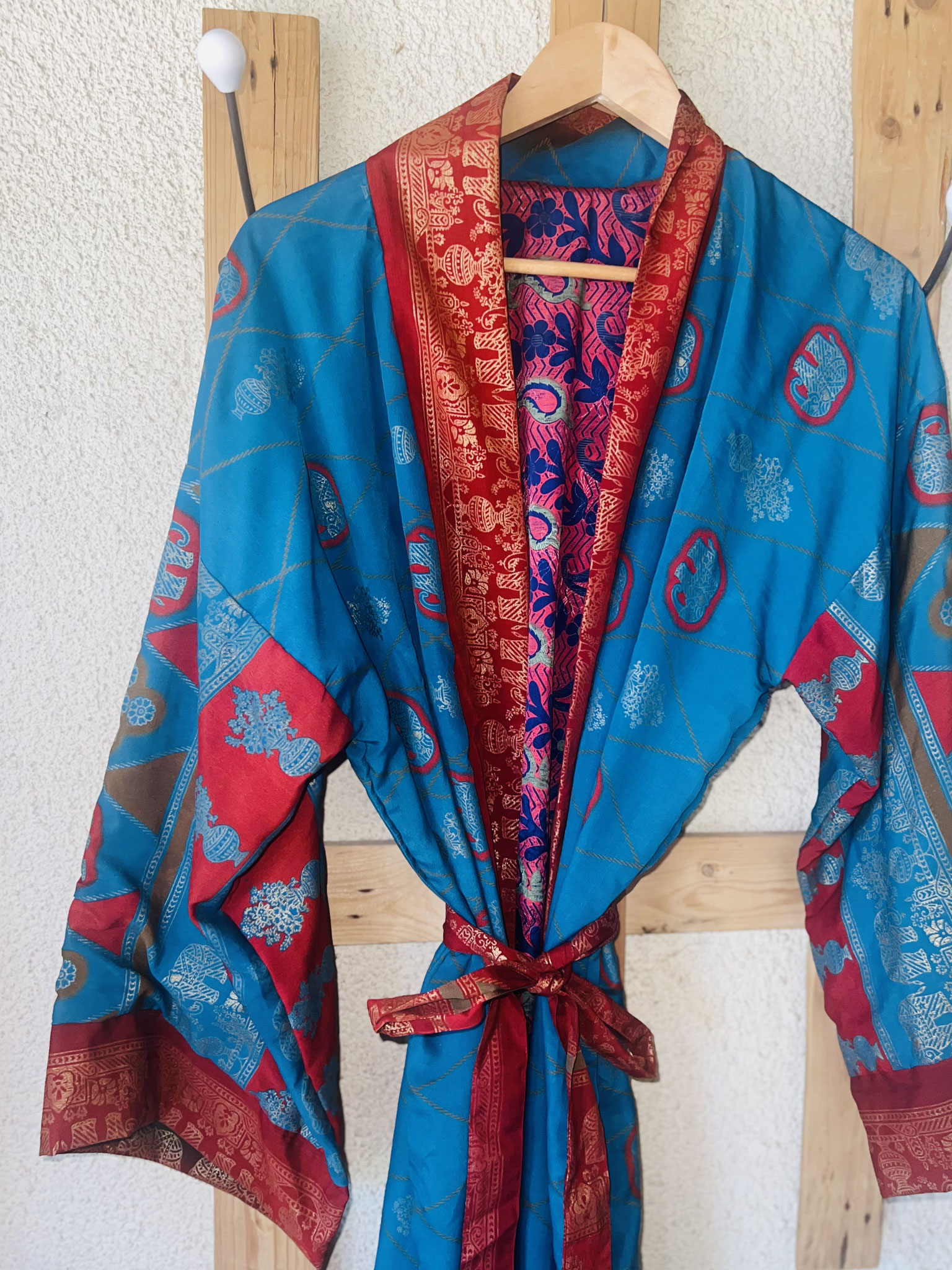 Bleu-roi intense, rehaussé d’une encolure rouge éclatante.
