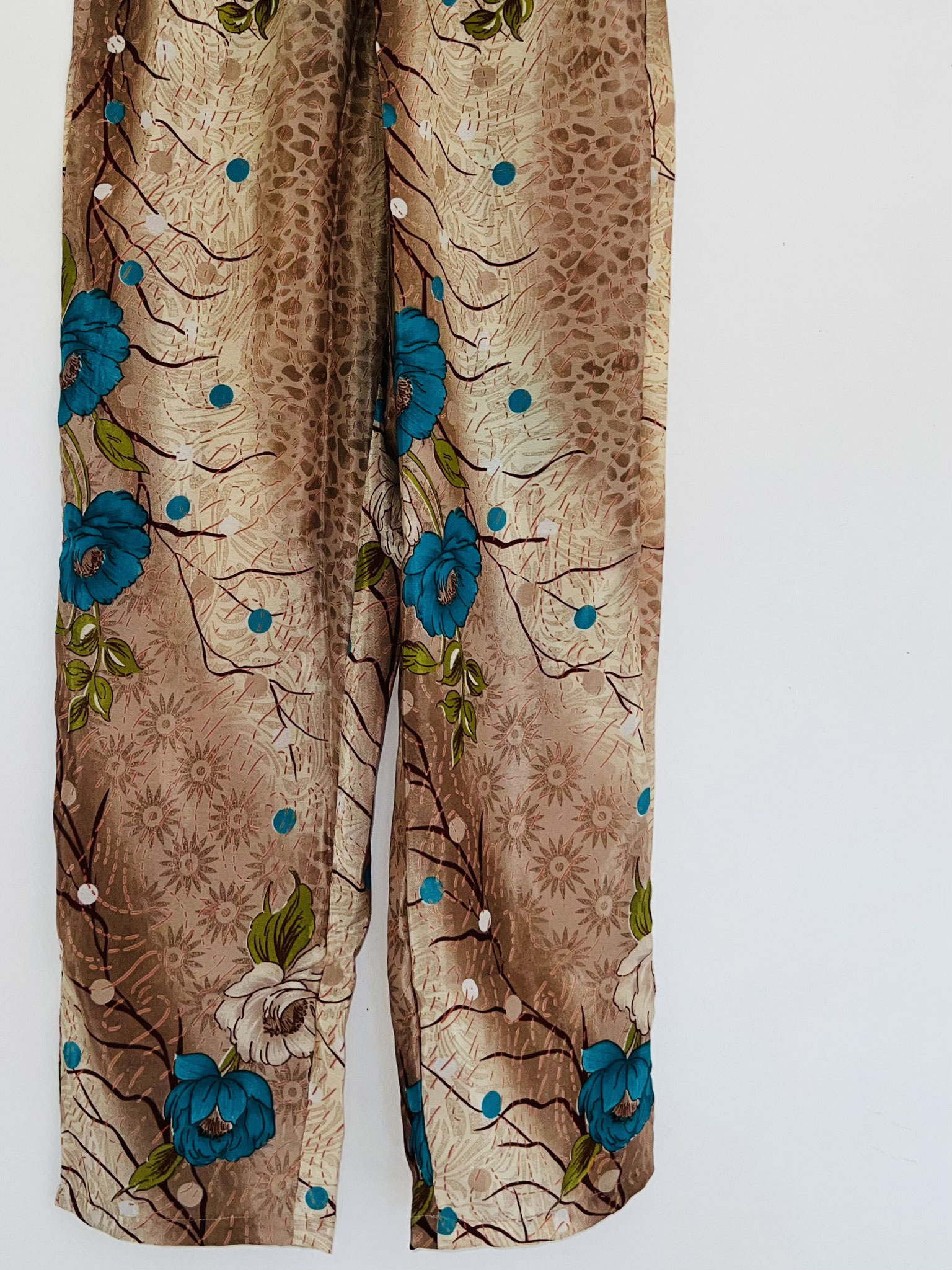Détail du bas – Fleurs bleues et beiges et motifs sauvages