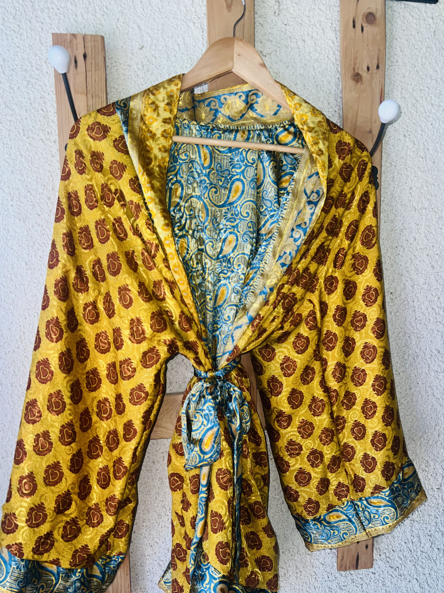 Motifs chaleureux jaune vif et marron du kimono