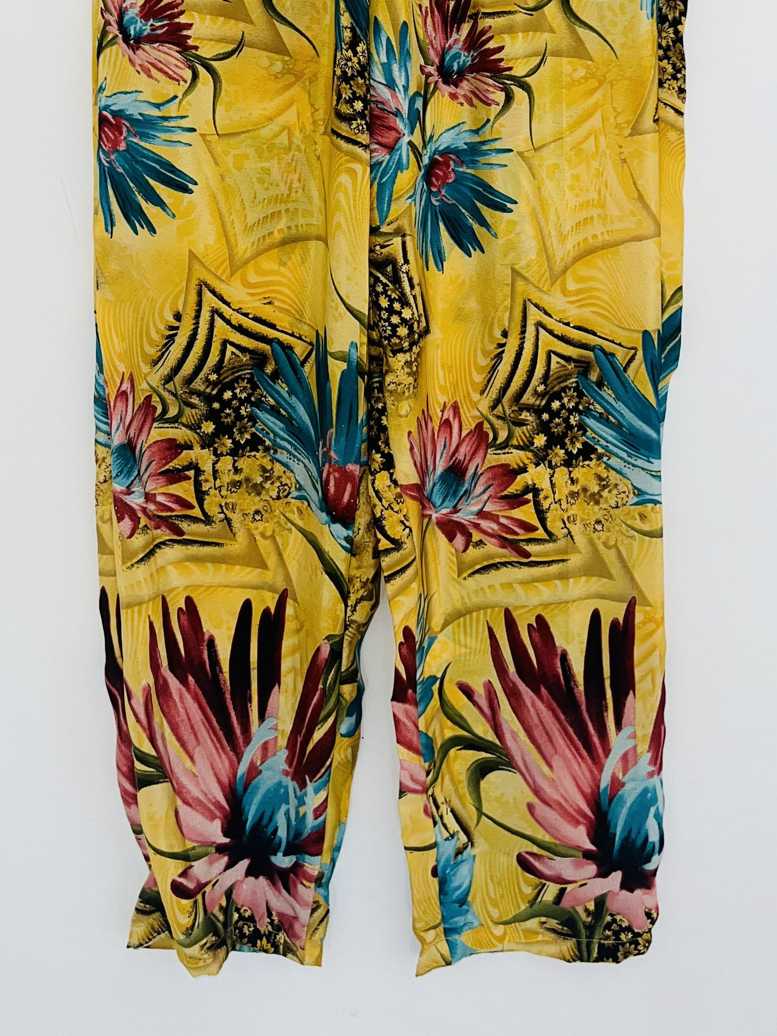 Bas du pantalon artisanal – Motifs noirs et fleurs colorées