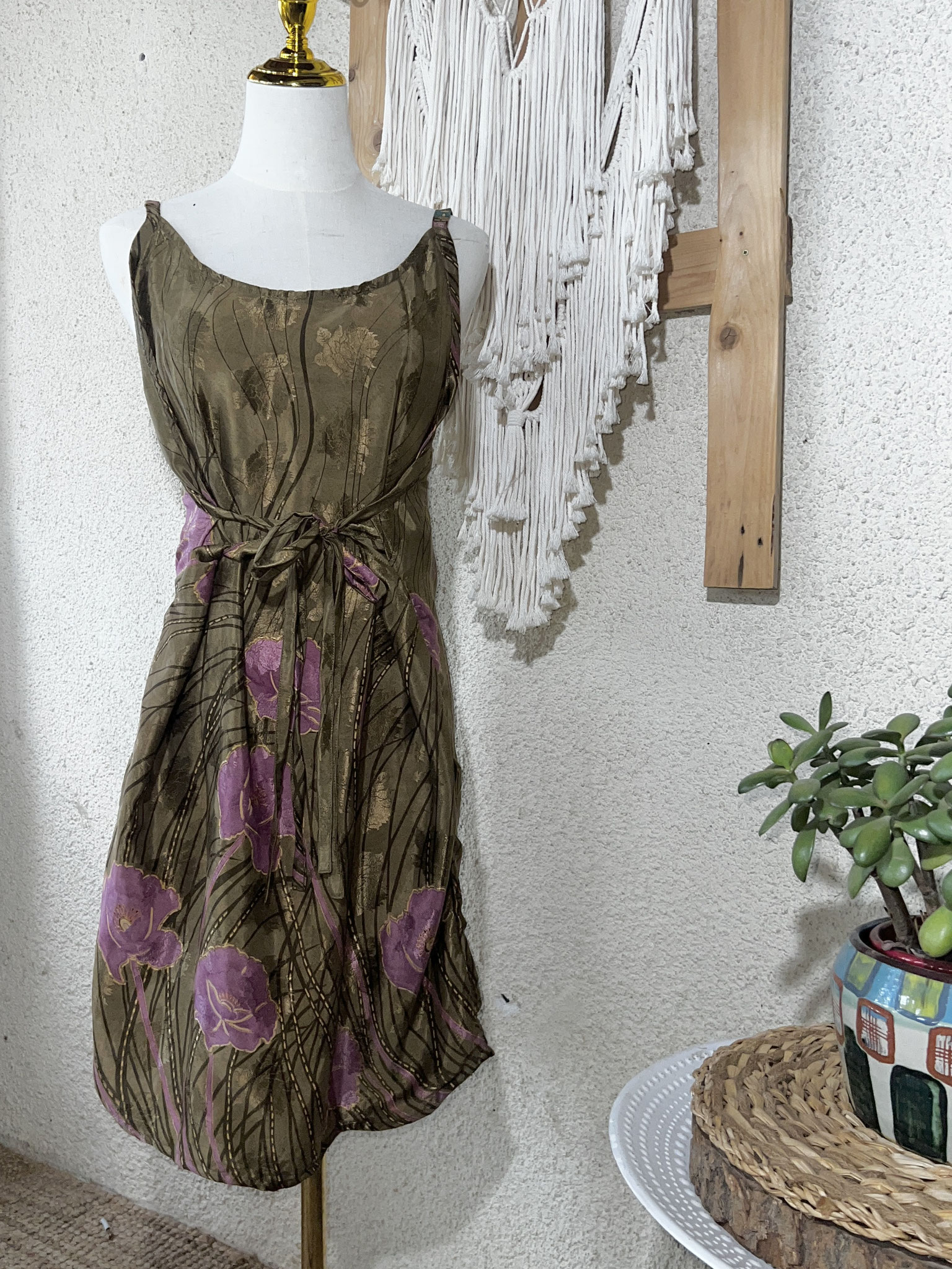 Robe courte en soie Sari recyclé kaki aux impressions dorées – vue de face sur mannequin