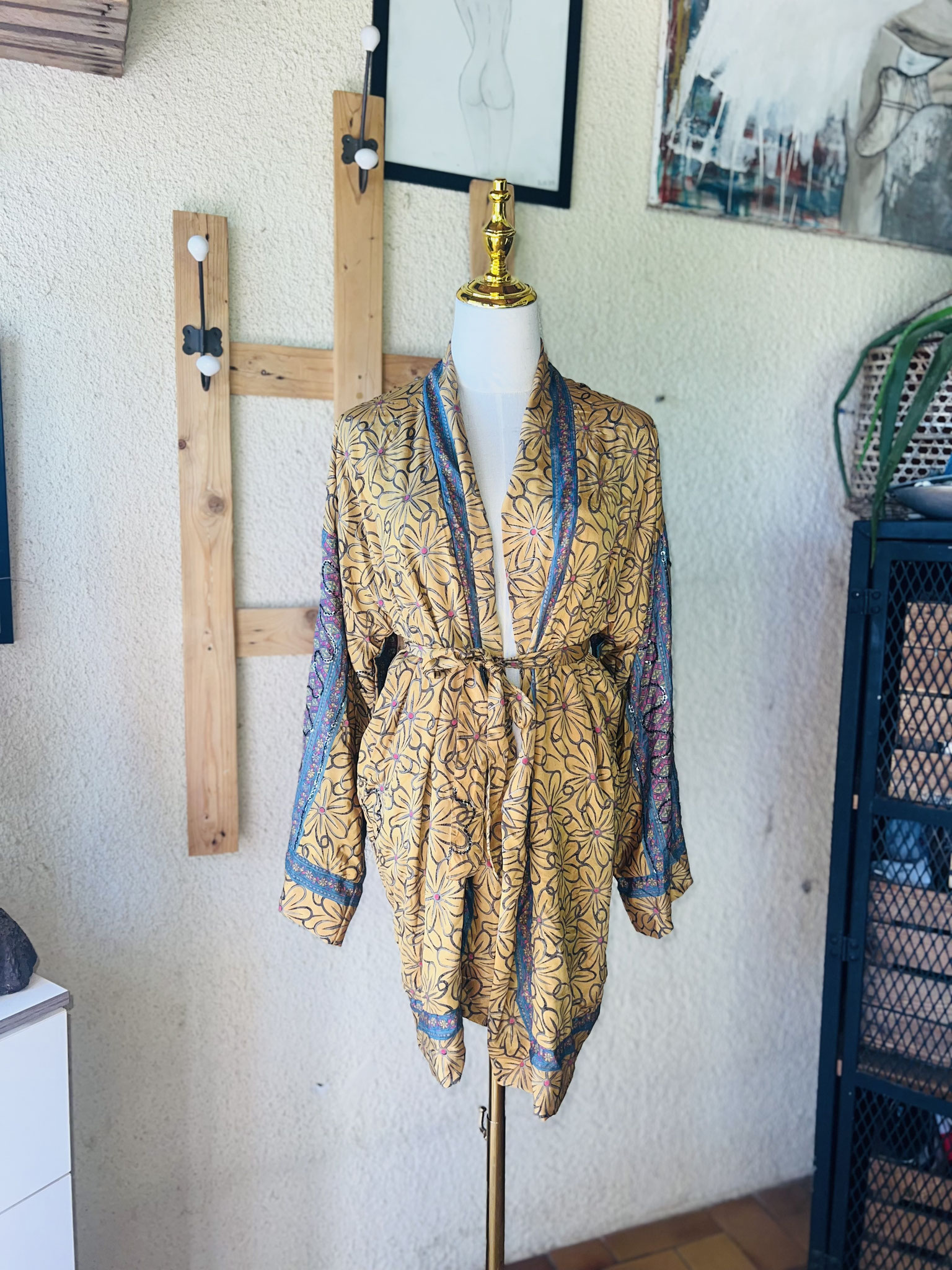 Kimono court porté avec maillot de bain – sortie de plage