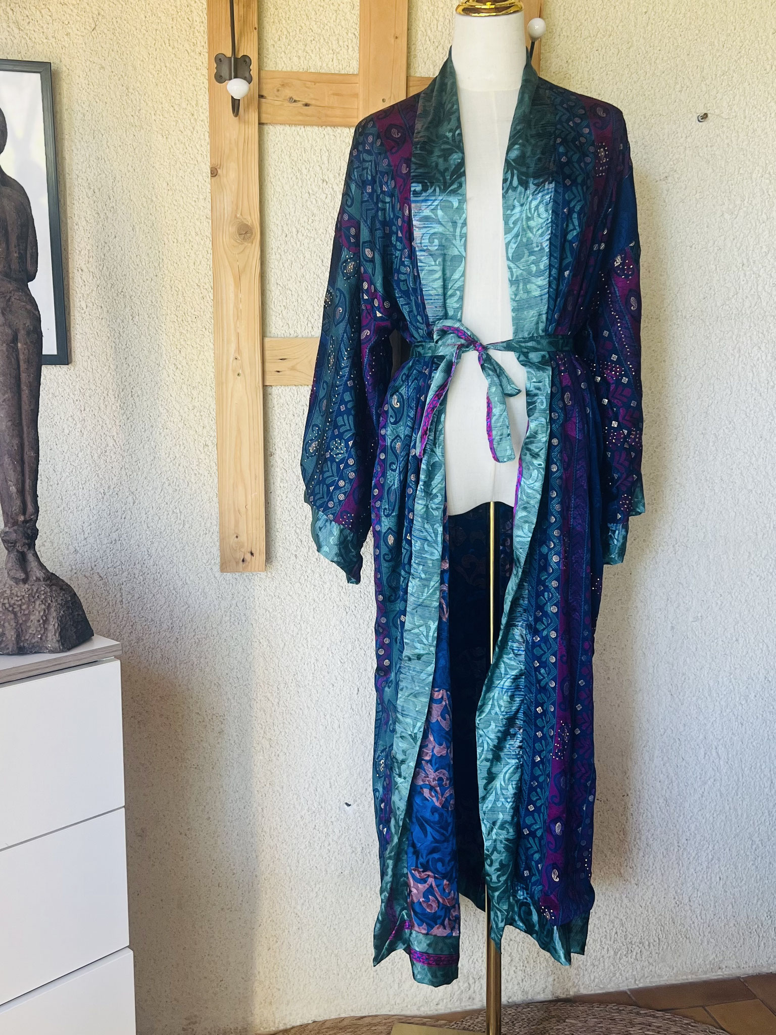 Kimono réversible violet et vert – fluidité et style éthique