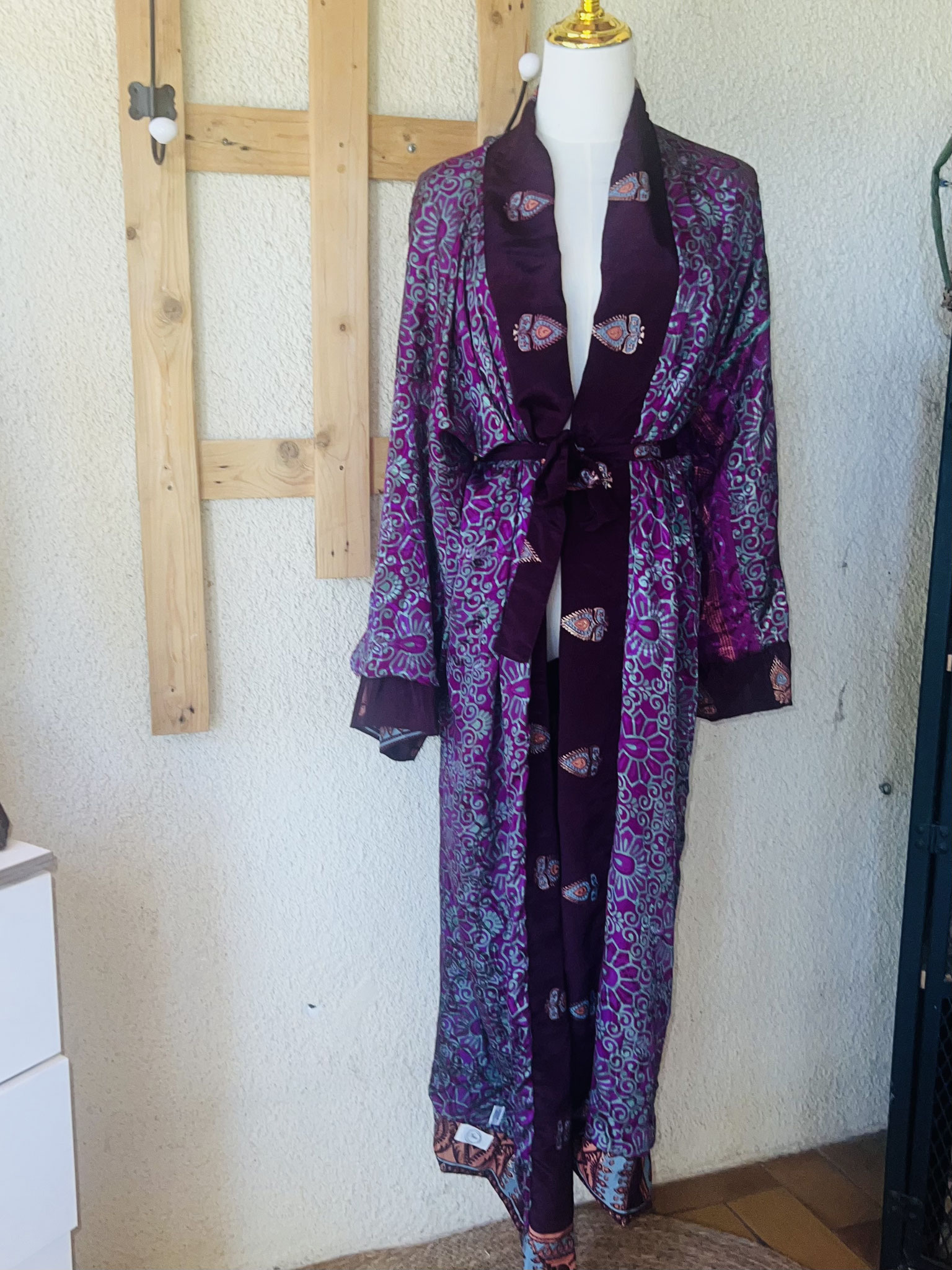 Kimono violet intense – fluidité et douceur soyeuse