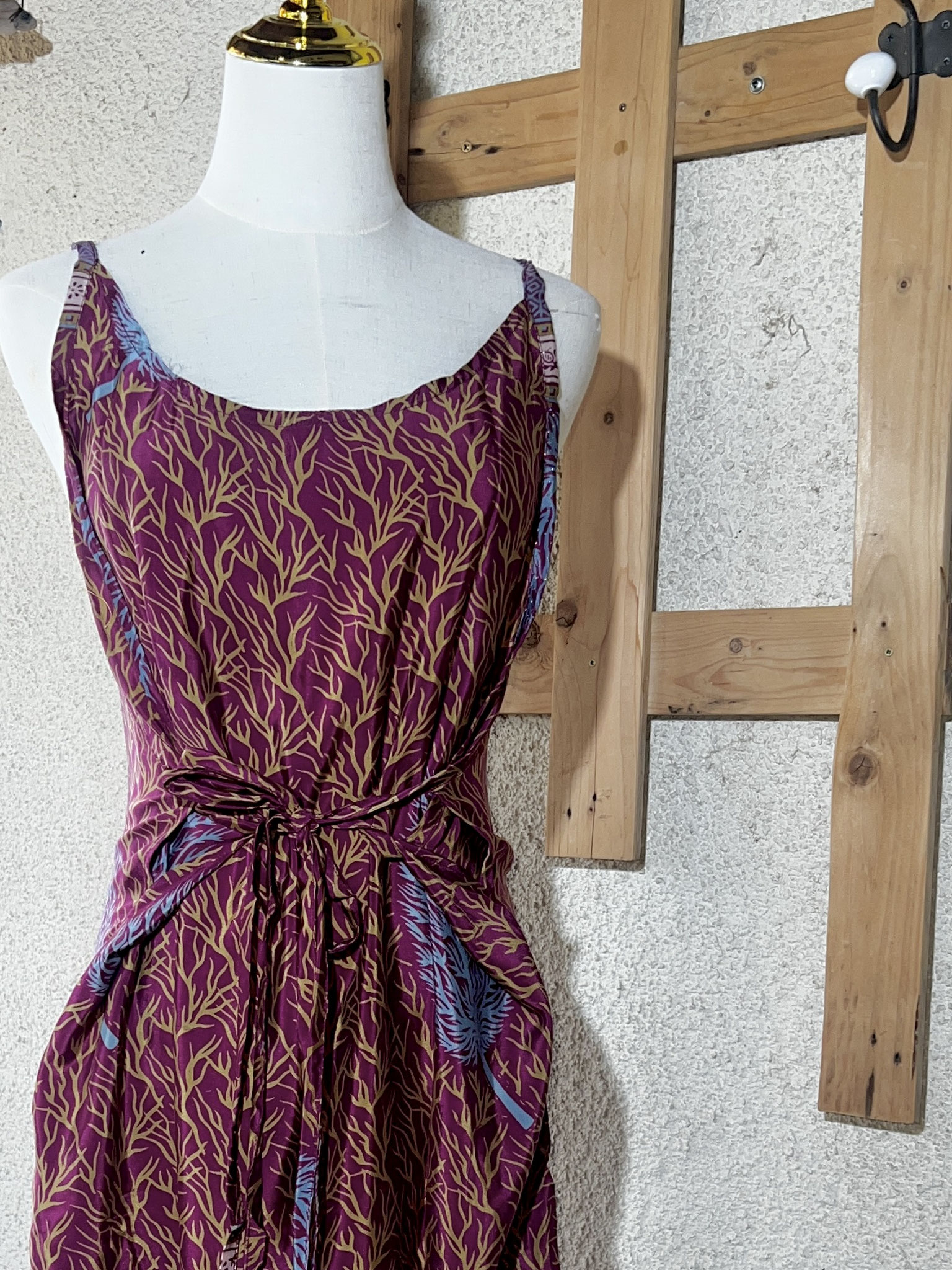 Robe courte en soie Sari bordeaux – Zoom sur les détails et liens noués à l’avant