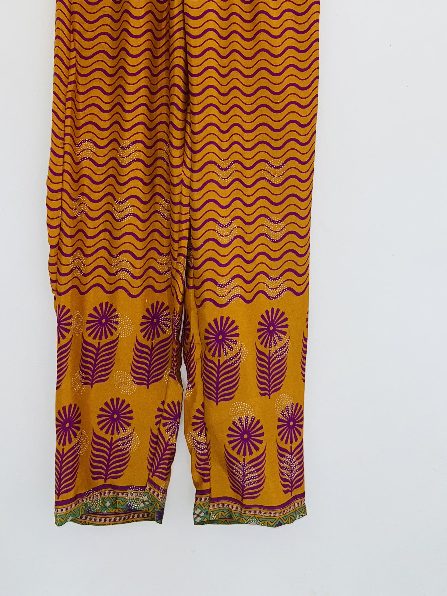 Bas du pantalon artisanal – Fleurs violettes et motifs indiens décalés