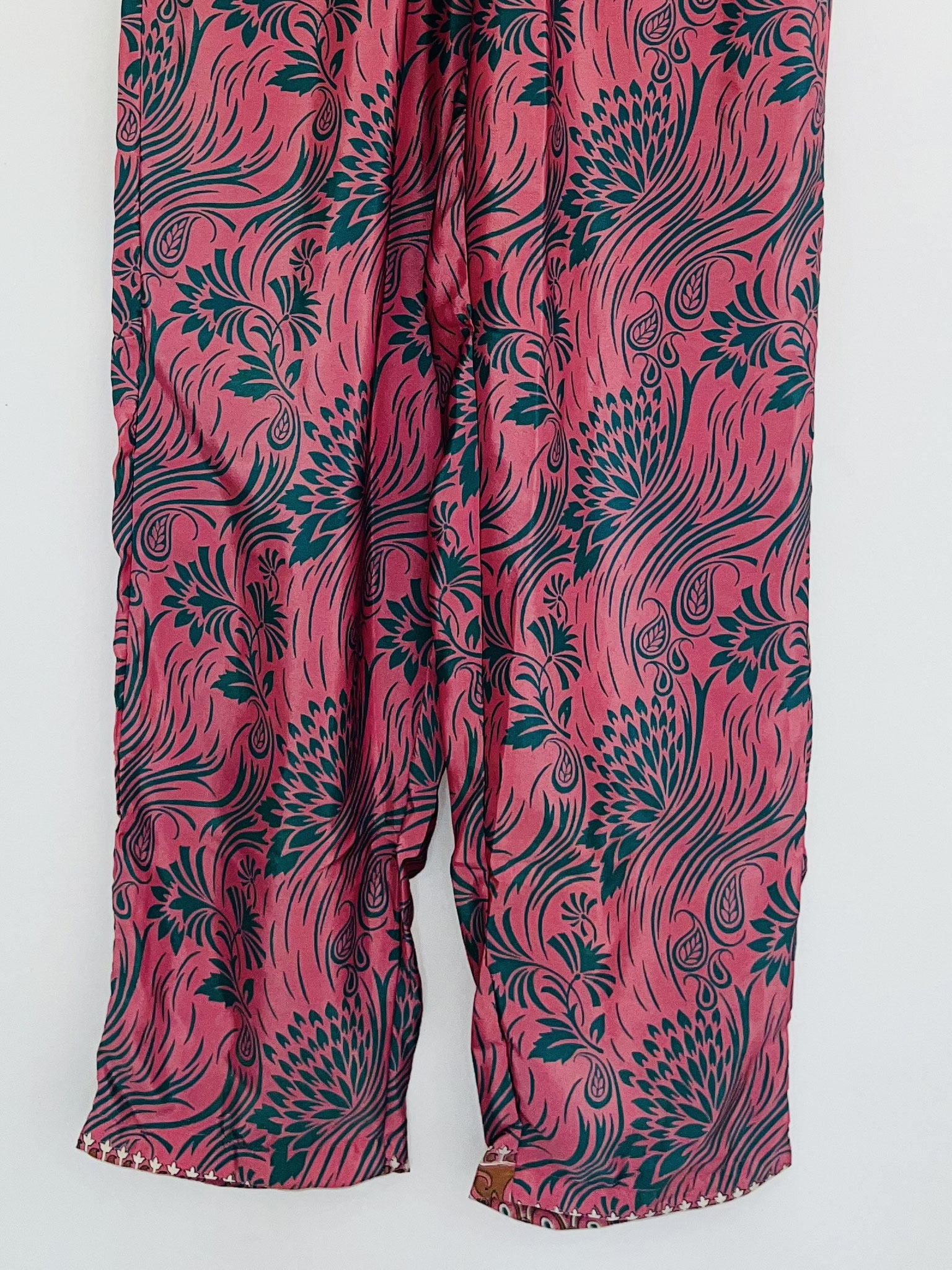 Détail de la ceinture – Liseré orangé et motifs indiens raffiné