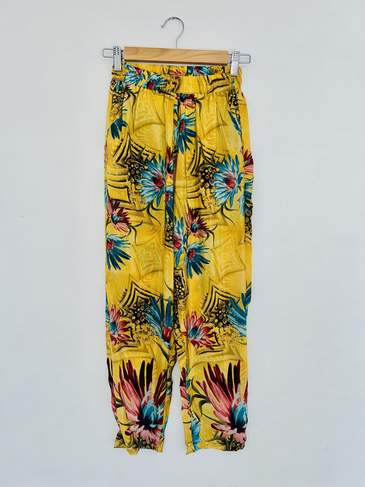 Pantalon artisanal – Motifs noirs et fleurs 