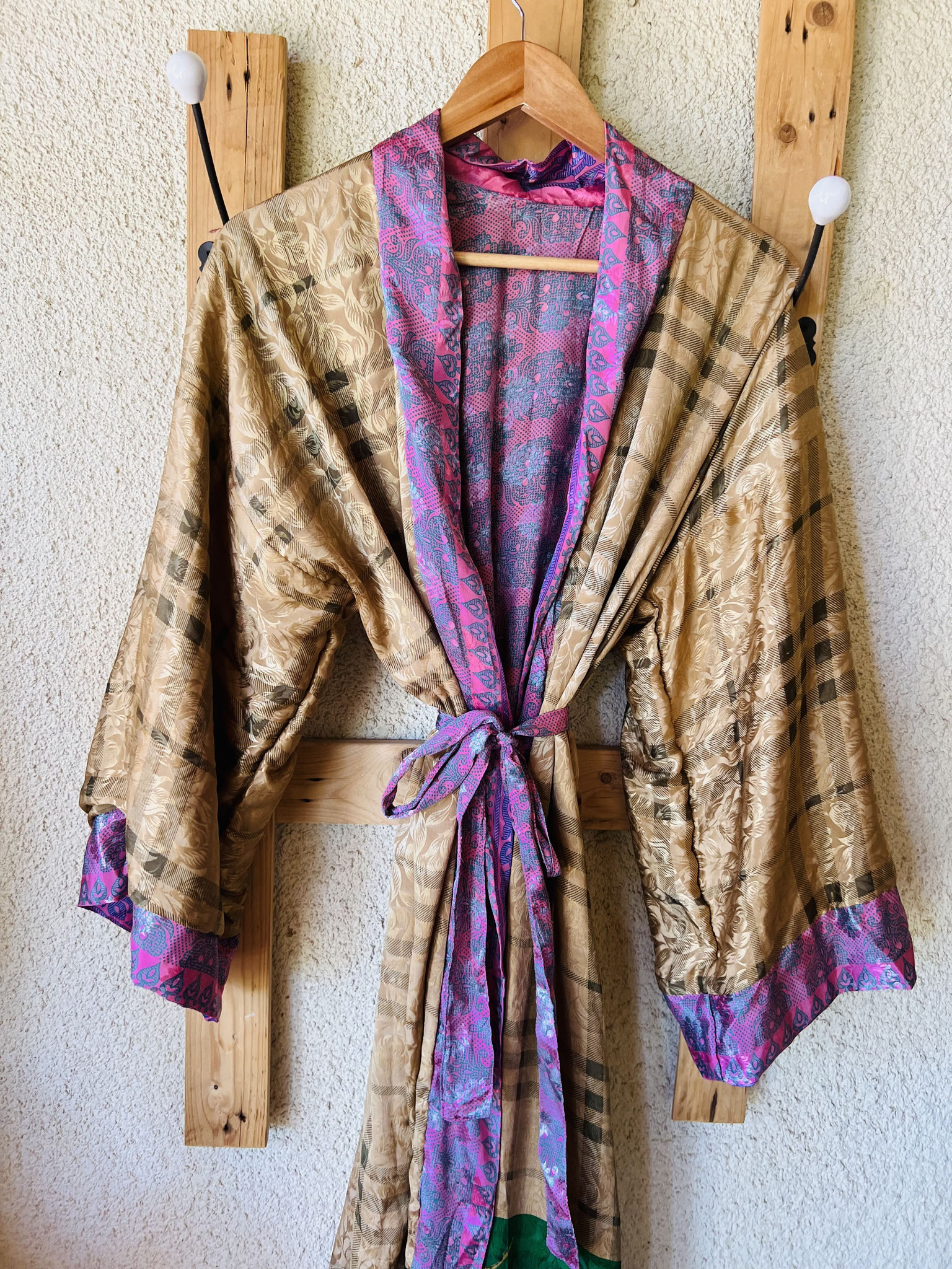 Kimono jaune-beige – fleurs rouges et asymétrie verte
