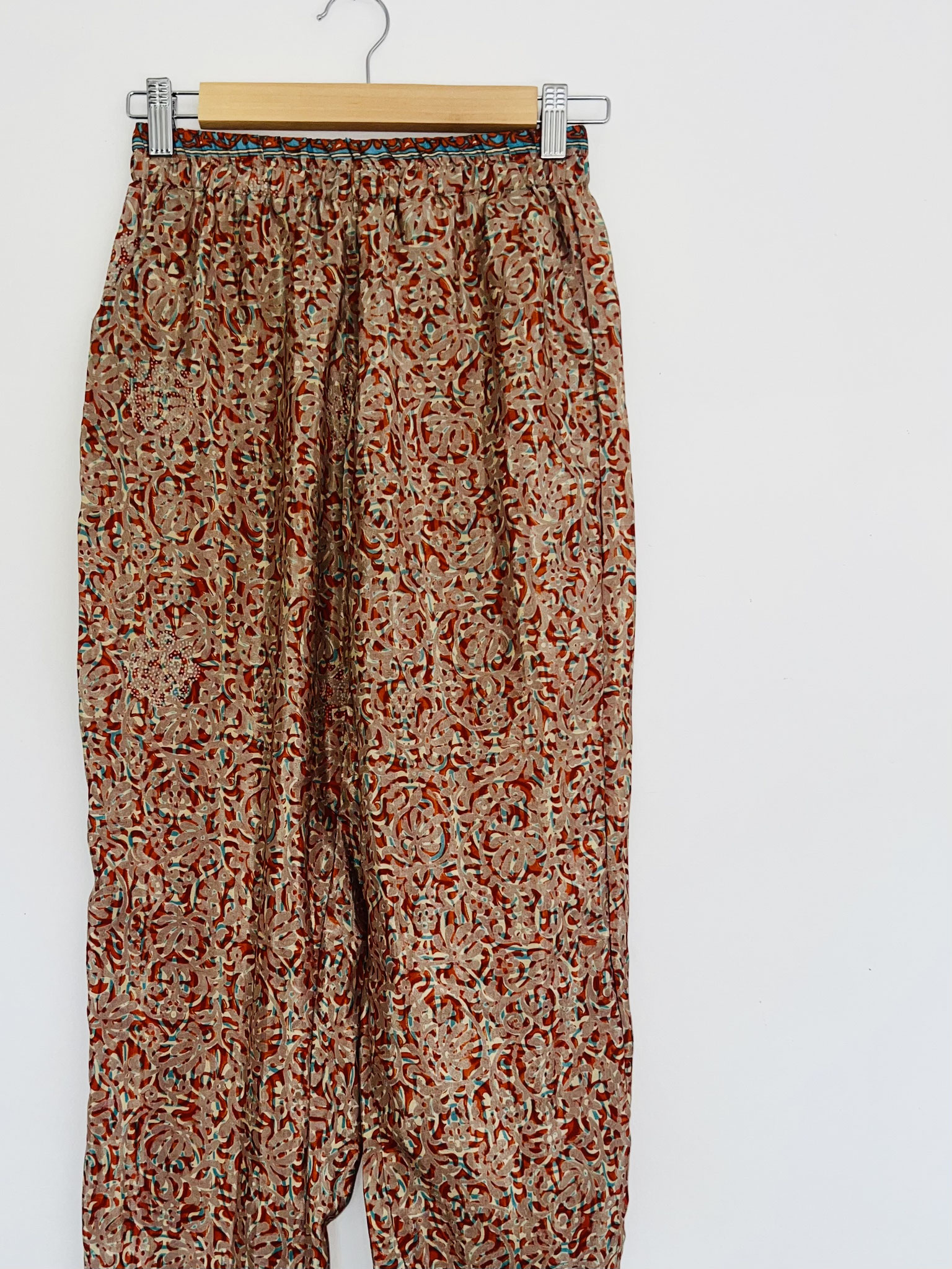 Détail du haut – Teintes chaudes et imprimés traditionnels