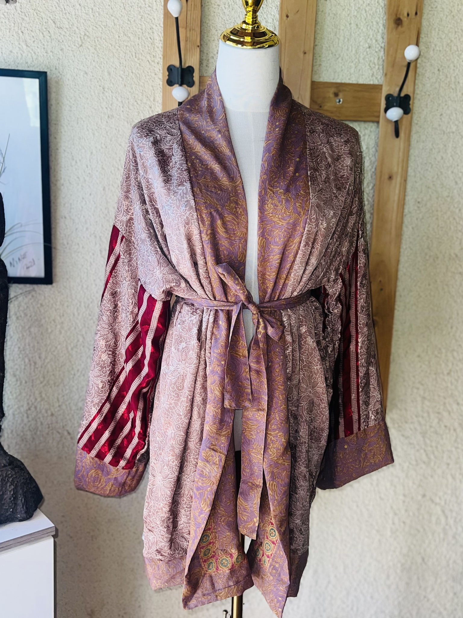 Kimono unique en soie recyclée – Rose pâle avec manches bandes bordeaux