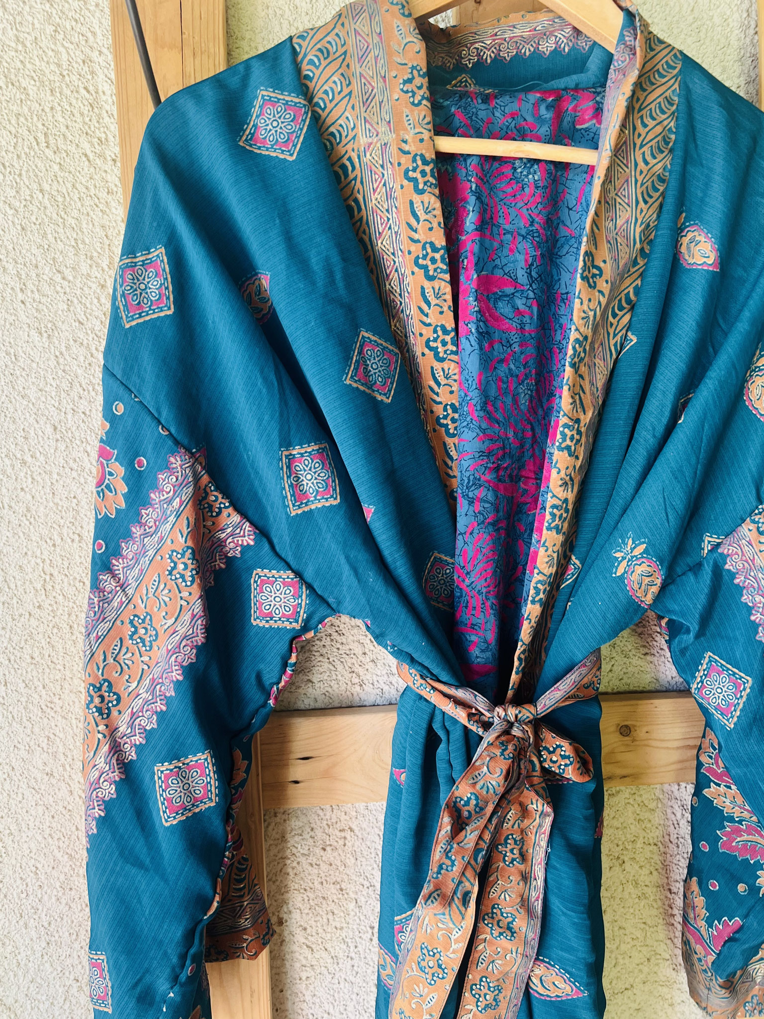 Détail motifs bleu et orange du kimono