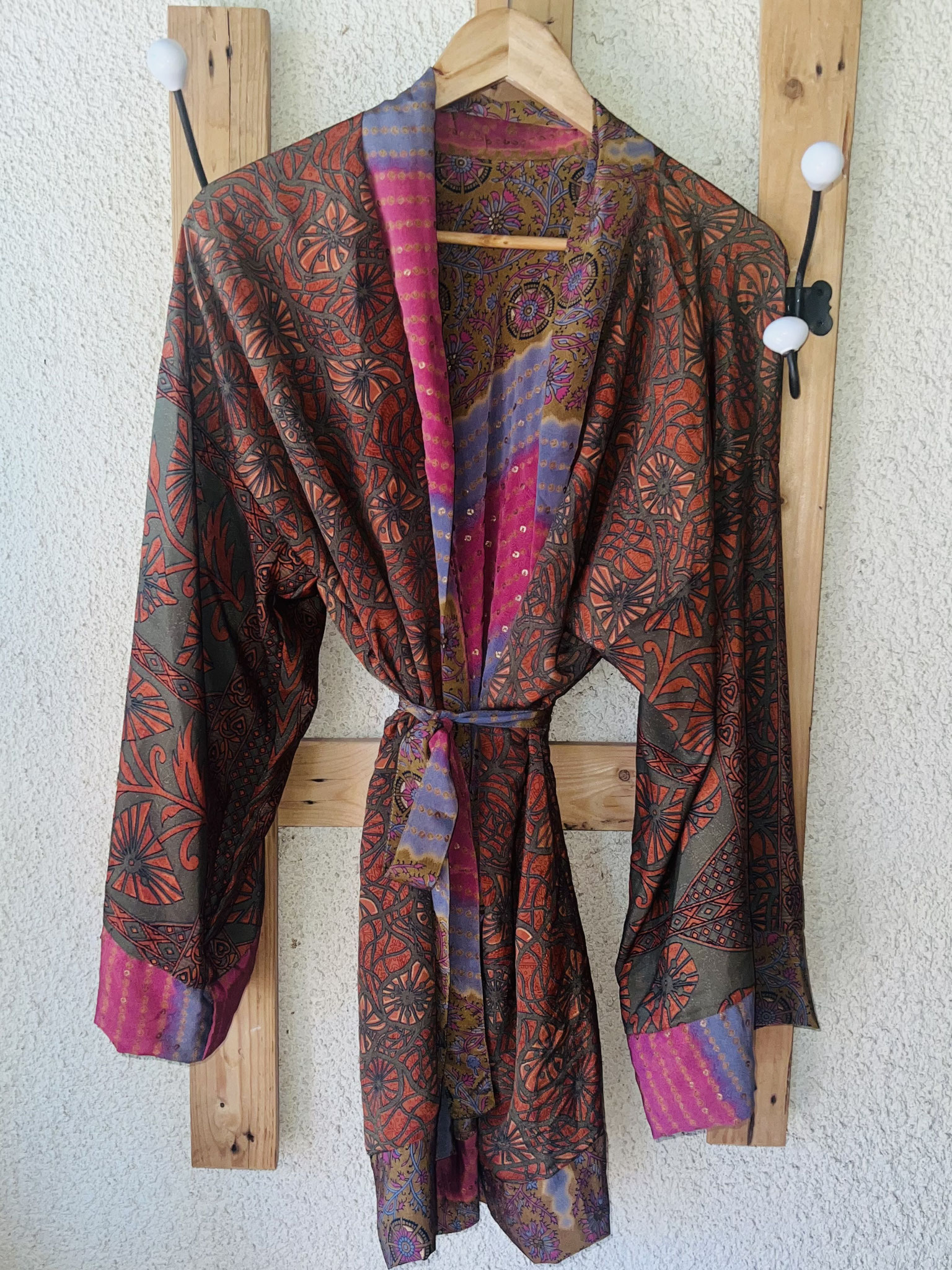 Vue complète du kimono réversible floral