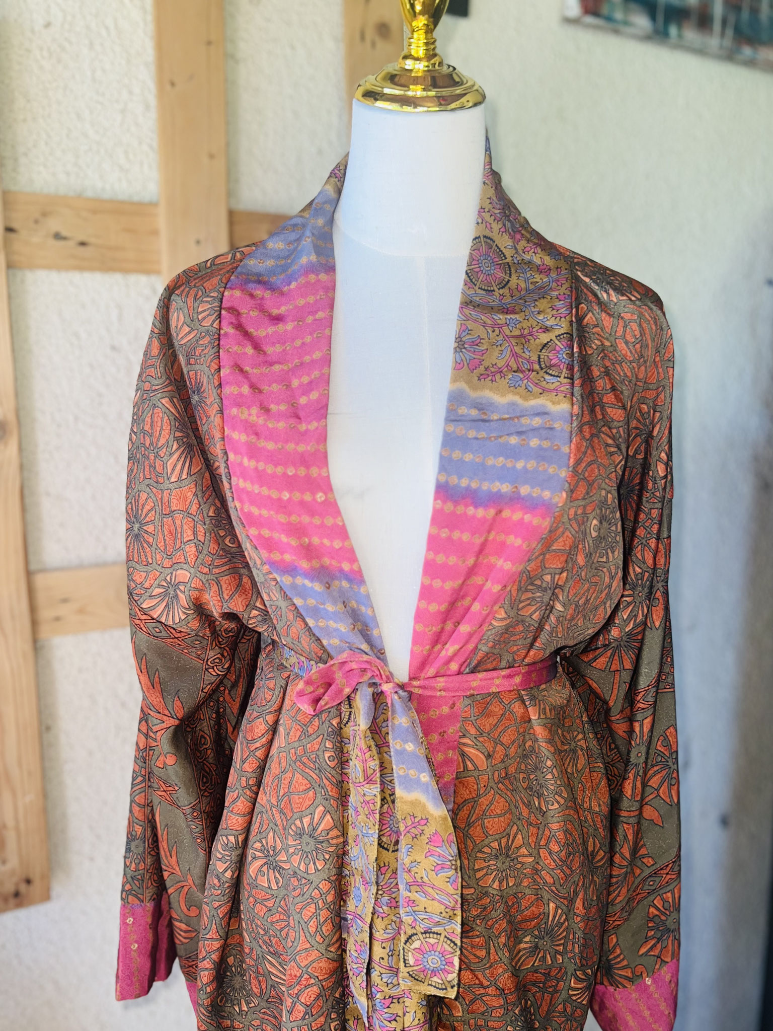 Vue complète du kimono réversible floral, manches et détails