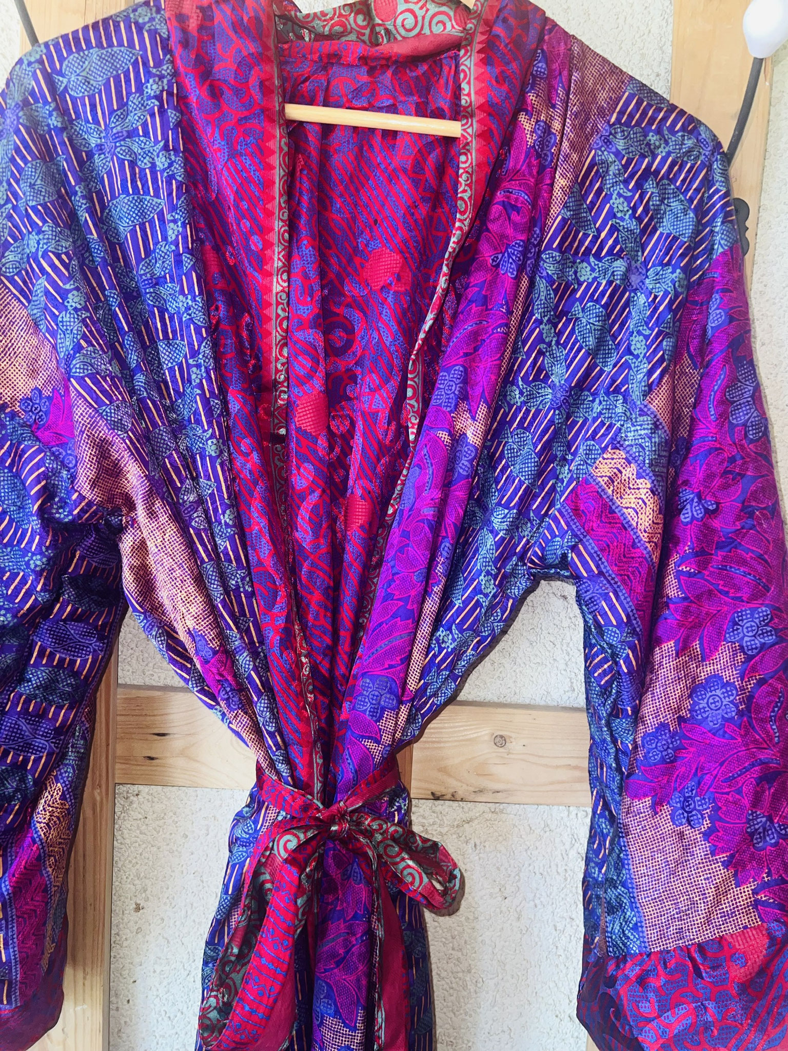 Kimono violet vif – contraste raffiné avec rose profond