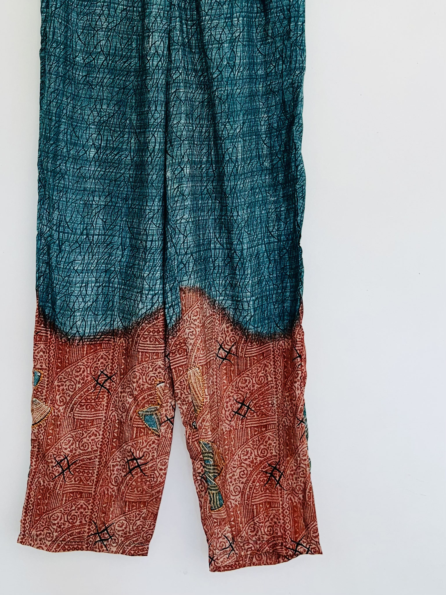 Bas du pantalon – Graphisme et couleurs terre élégantes