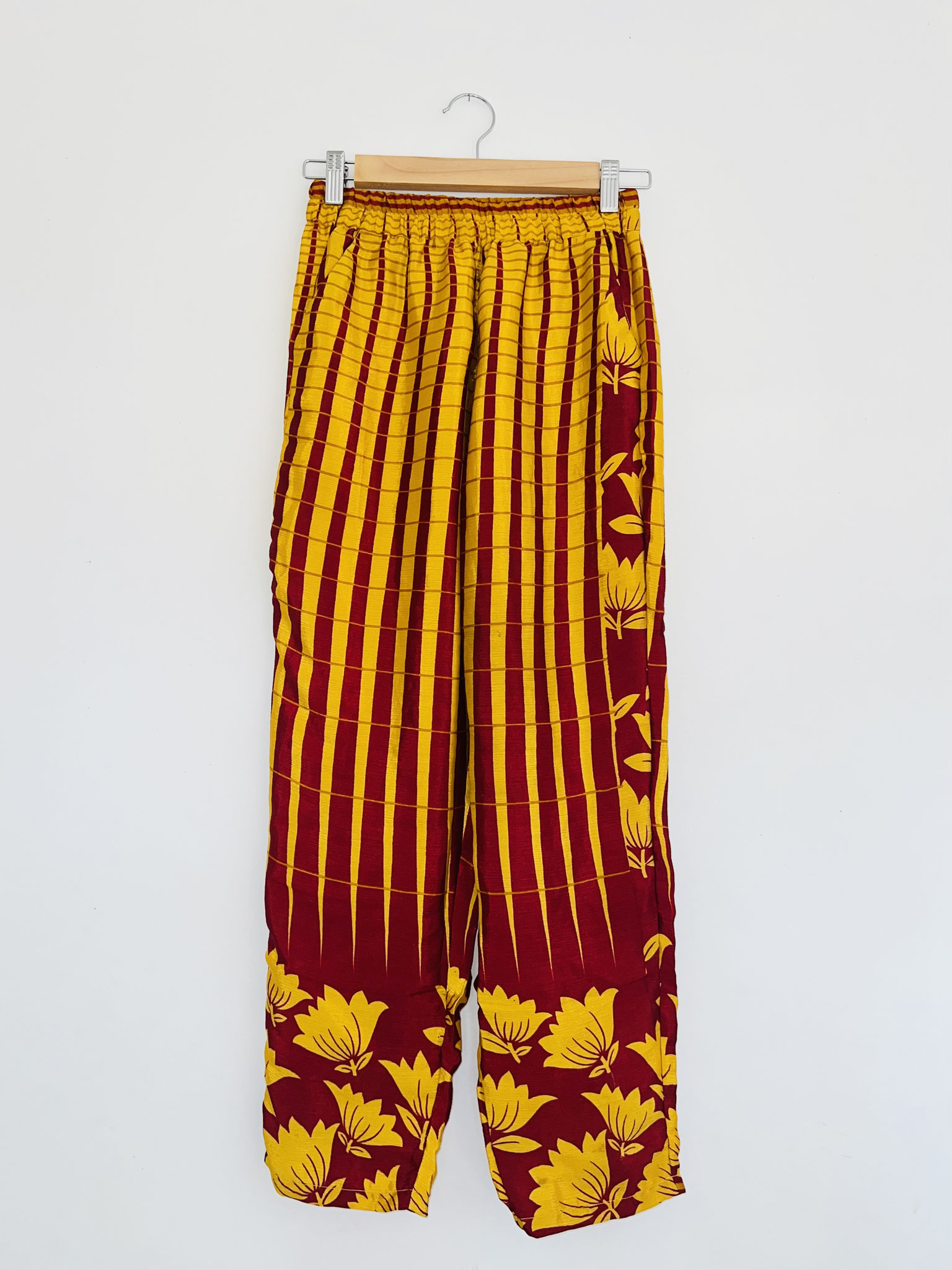 Motifs verticaux jaunes – Design graphique et élégant
