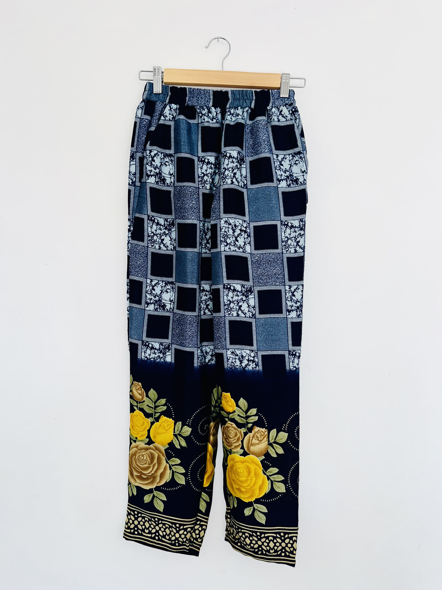 Vue complète du pantalon en soie et viscose – Taille S et M