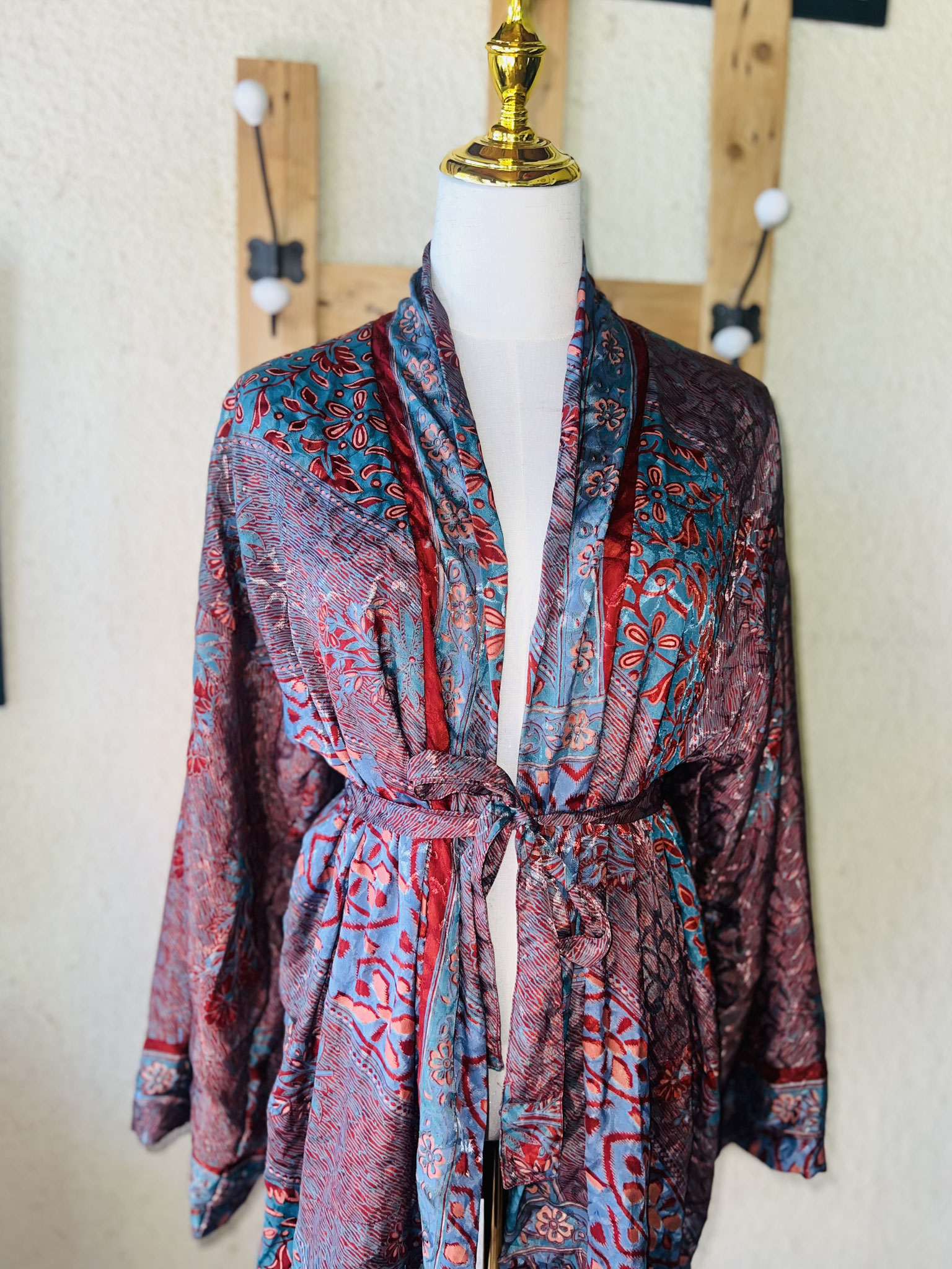 Coupe fluide et confortable du kimono bleu et bordeaux