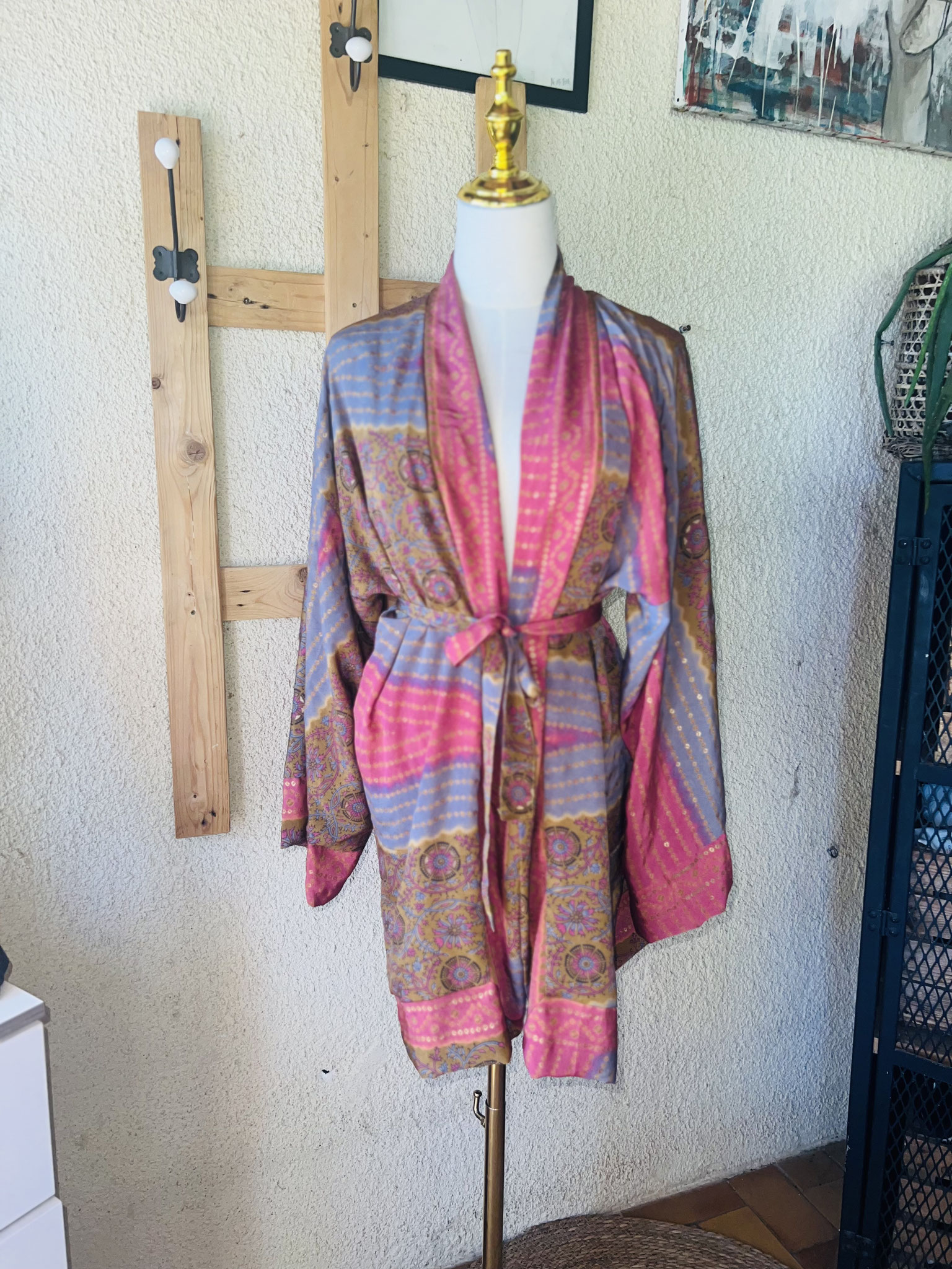 Détail des motifs indiens du kimono réversible rose et bleu ciel