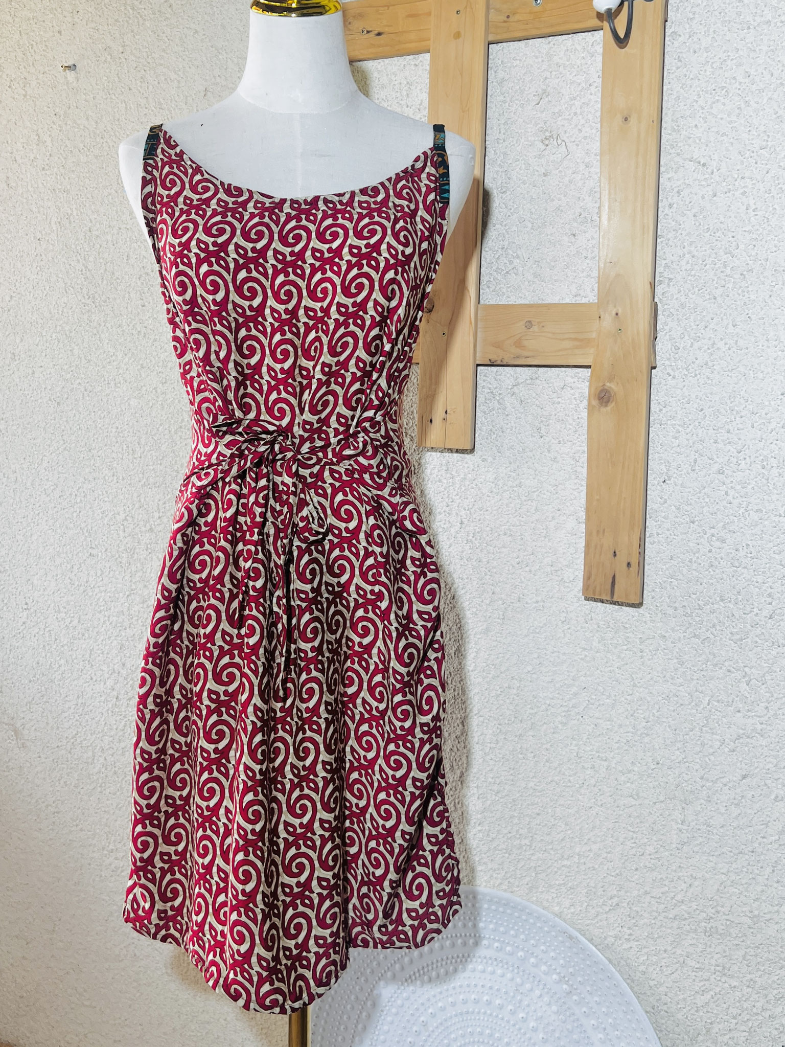 Robe courte en soie Sari beige et bordeaux – Zoom sur les motifs floraux indiens