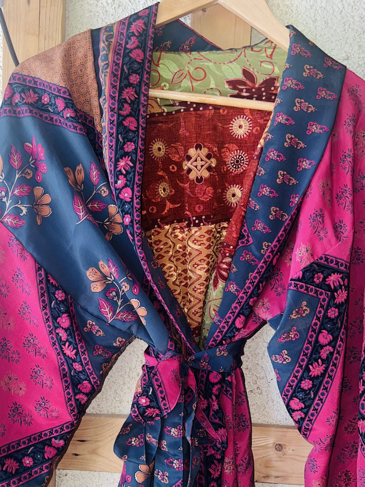 Kimono réversible en soie recyclée – Bleu nuit et rose, motif élégant