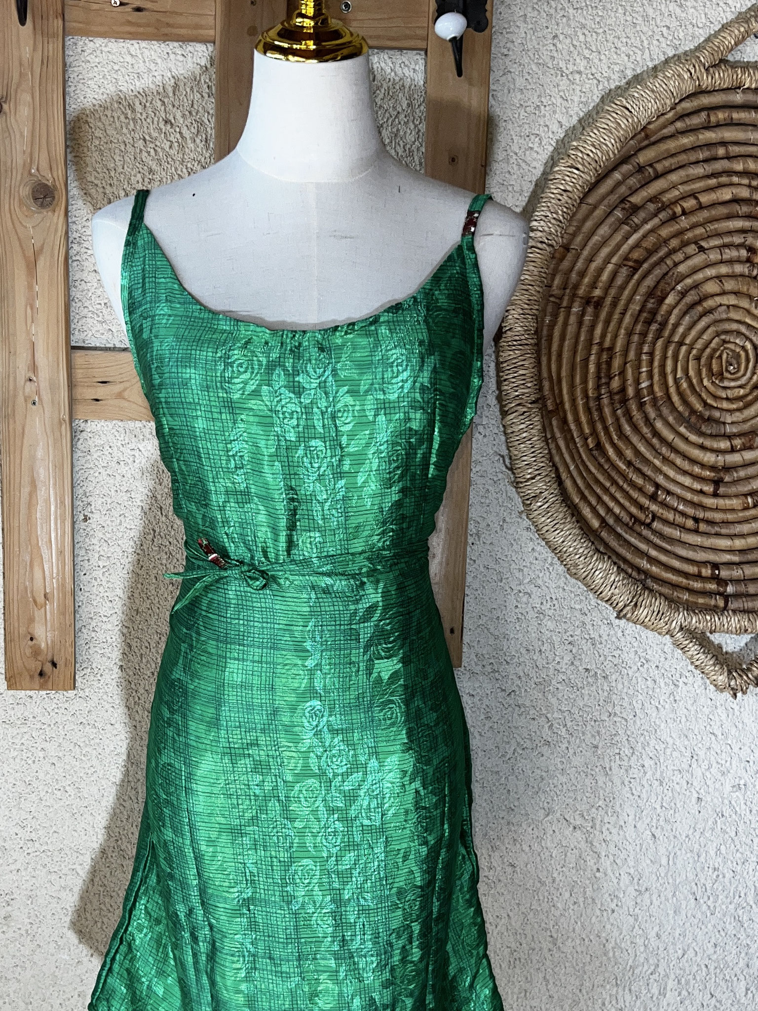 Robe pétillante en soie recyclée – Effet classe, liens serrés devant (zoom)