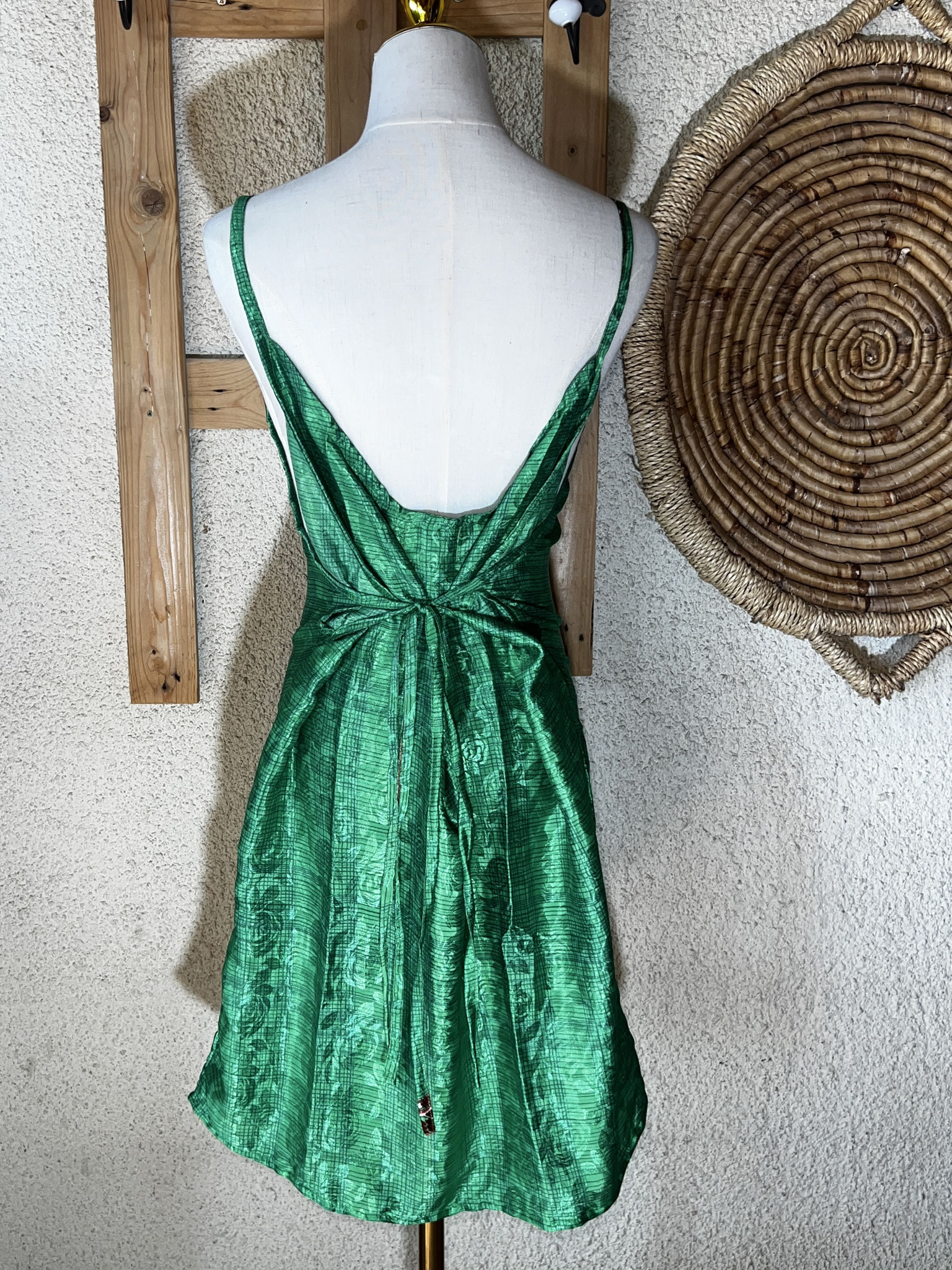 Robe verte pétillante – Vue complète de dos sur mannequin