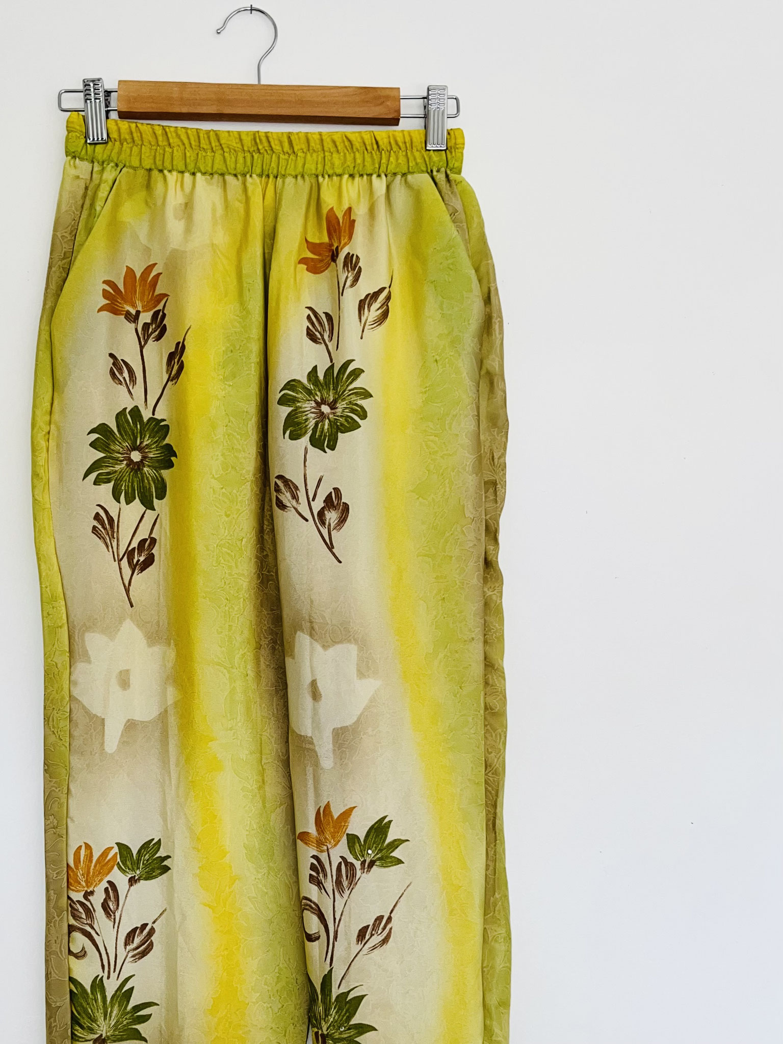 Pantalon unique en sari recyclé – Pièce artisanale en taille L