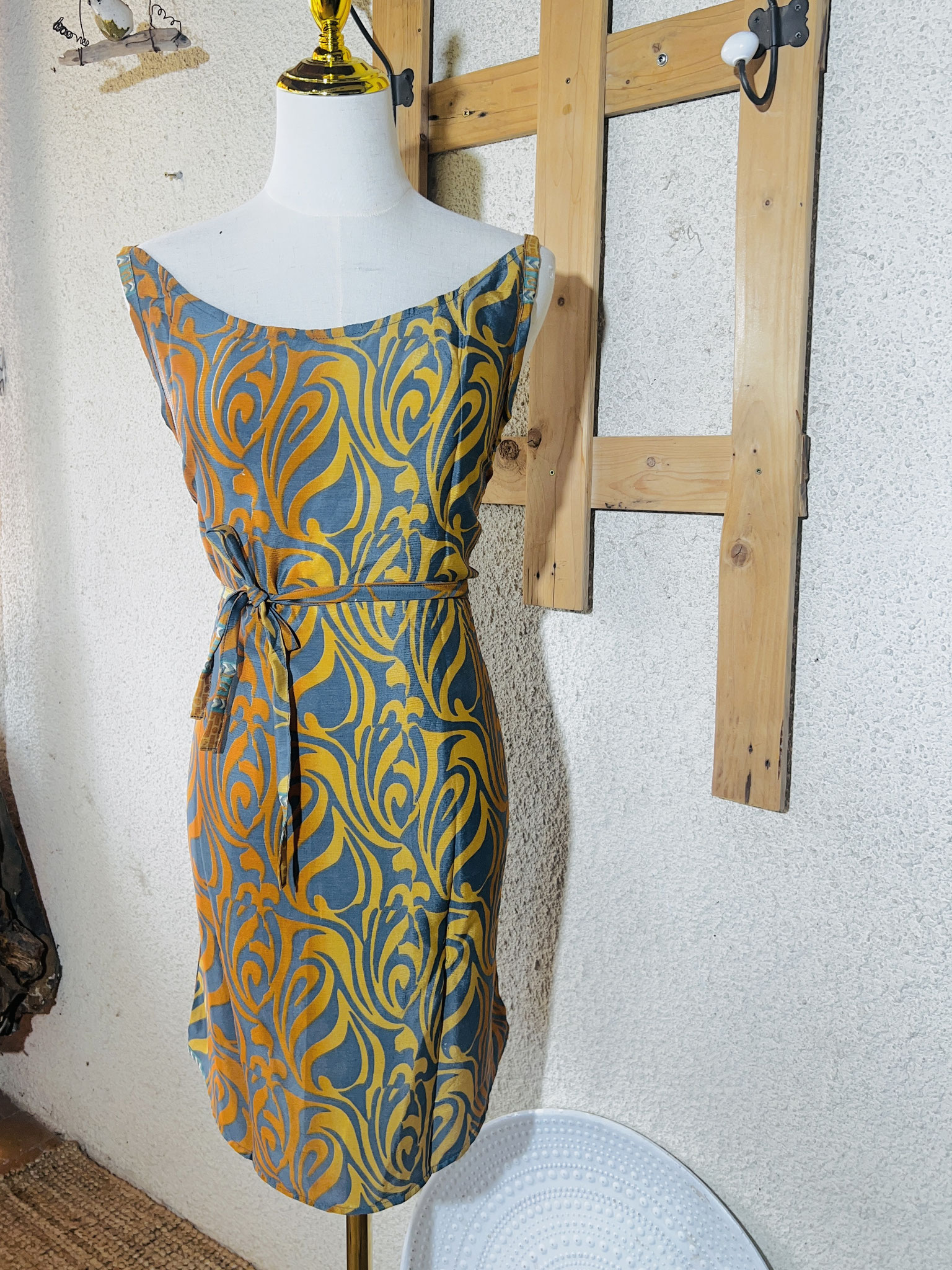 Robe courte en soie Sari orange et bleu gris – Face élégante avec lien resserré à l’arrière sur mannequin