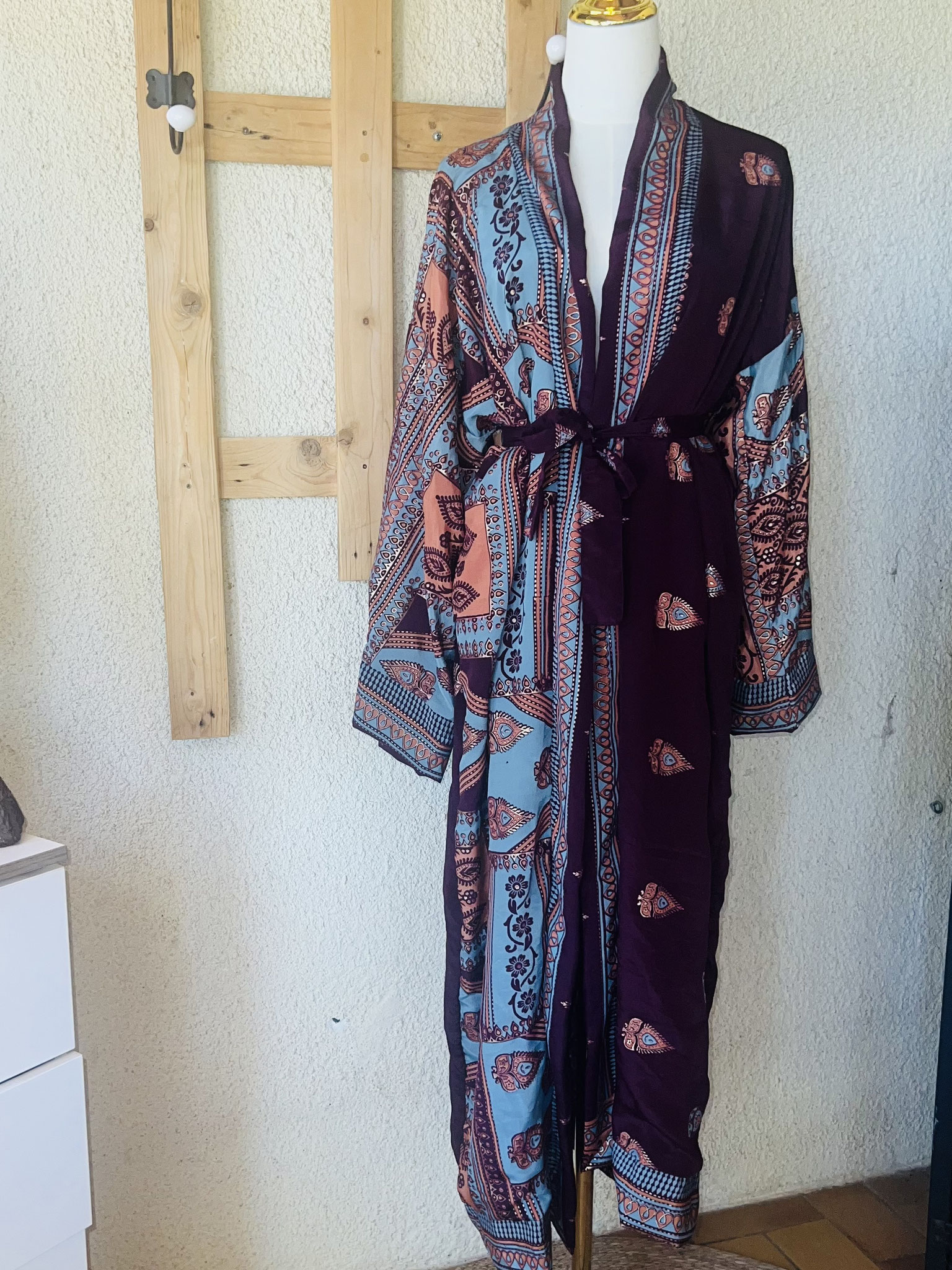 Kimono réversible bleu-orangé et bordeaux – intensité et chaleur