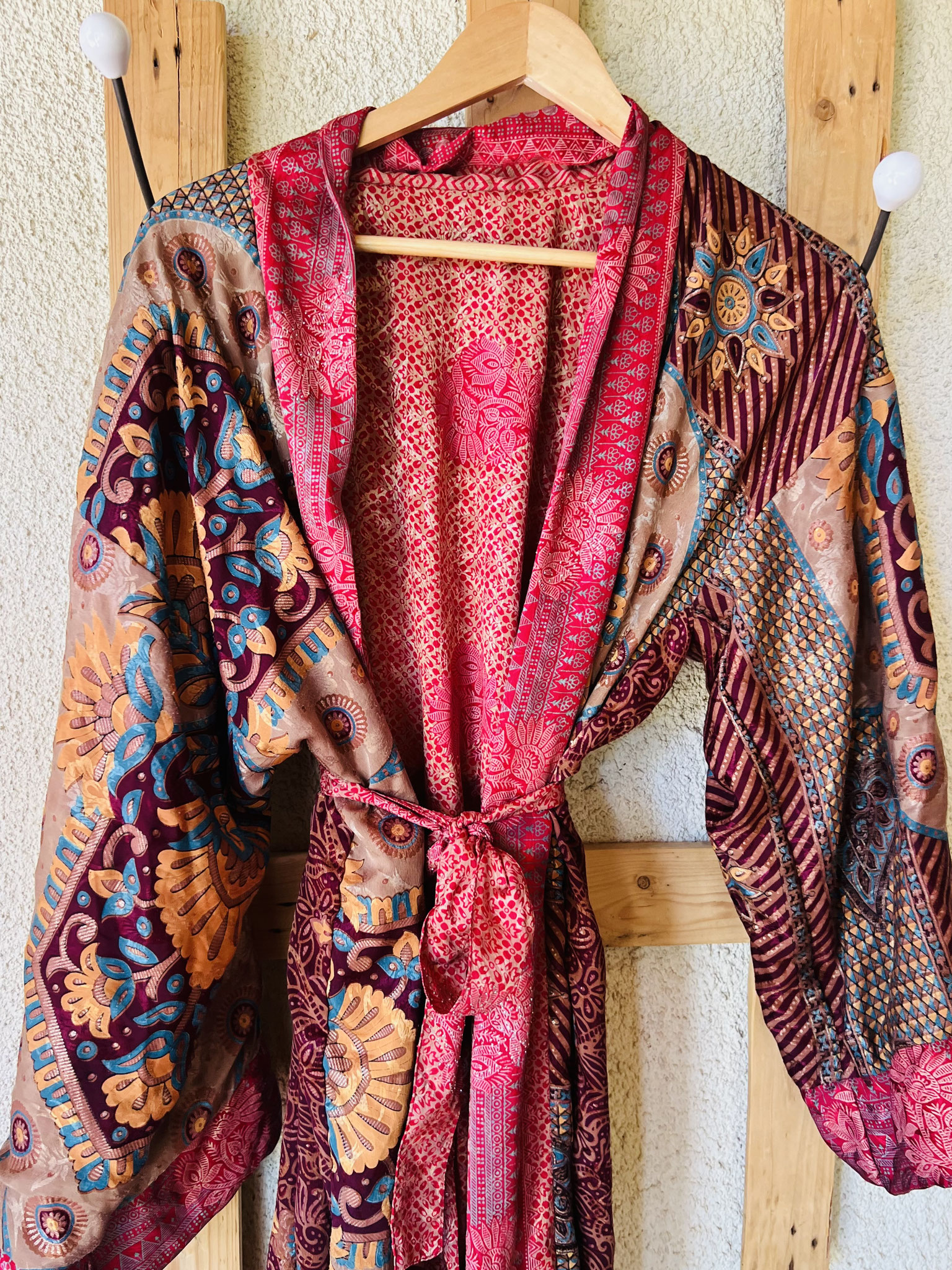 Kimono rose-marron – contraste subtil et motifs délicats