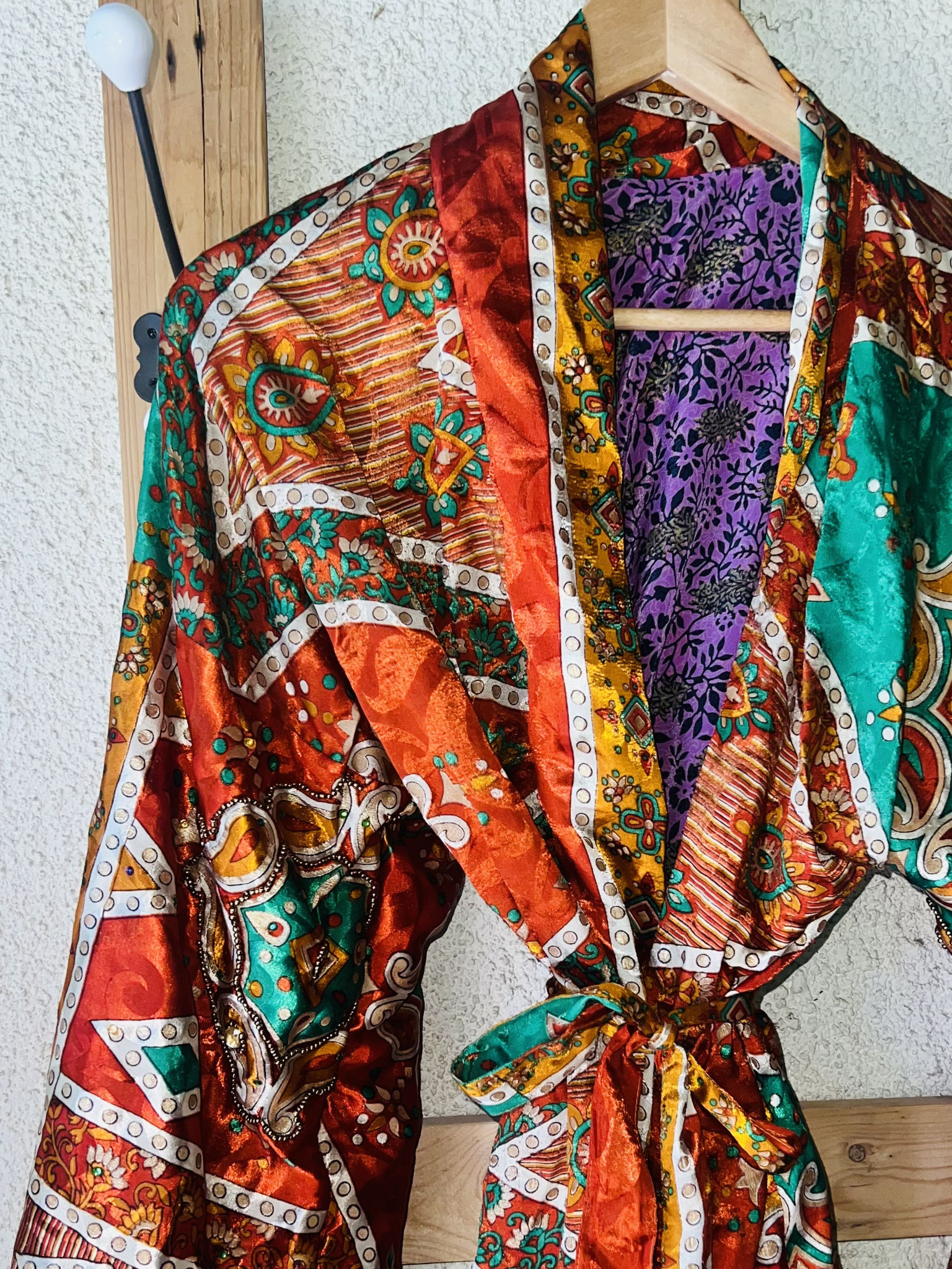 Kimono réversible rouge vif avec motifs indiens – face avant