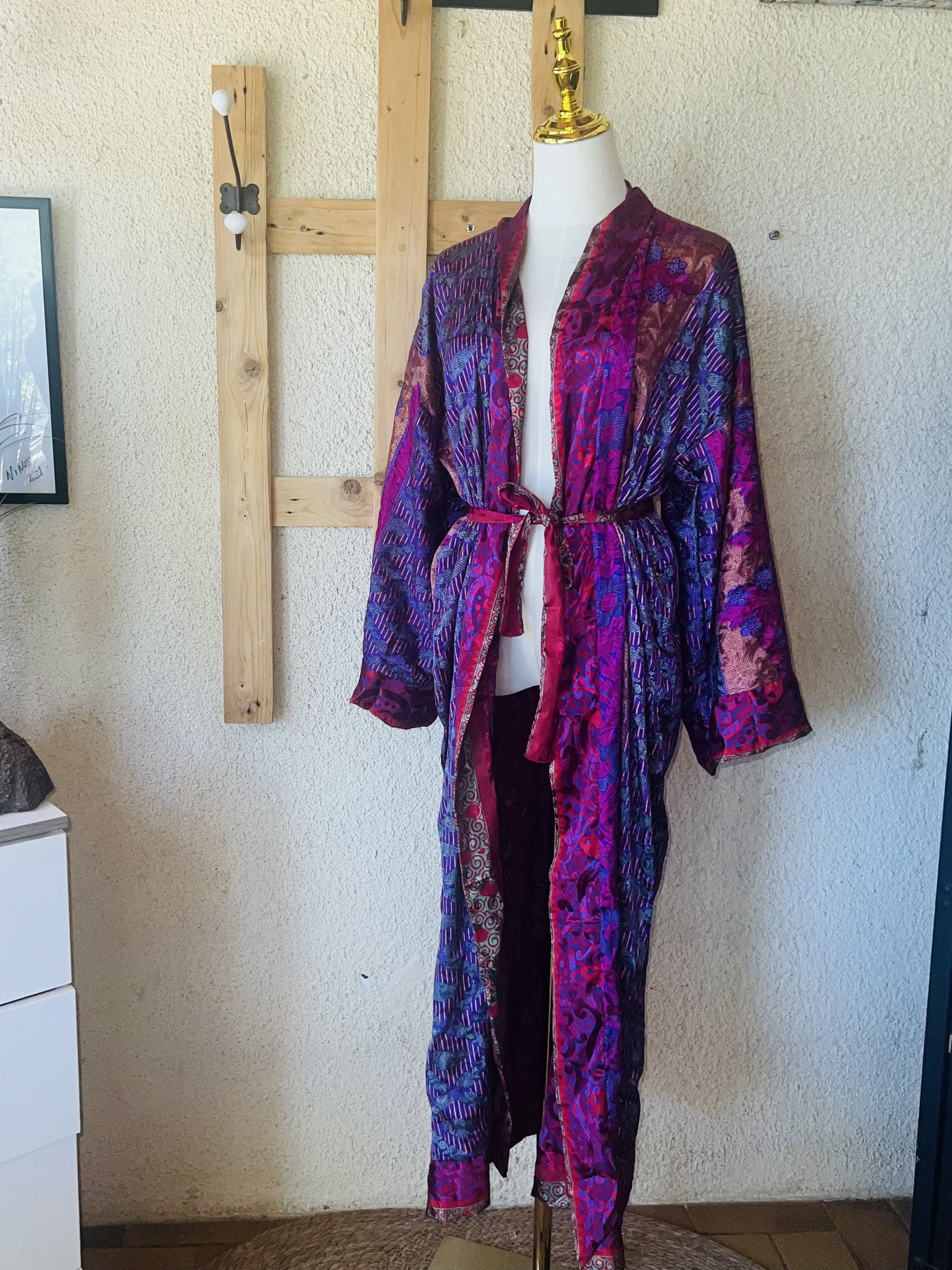 Kimono violet vif – motifs indiens et encolure rose profond