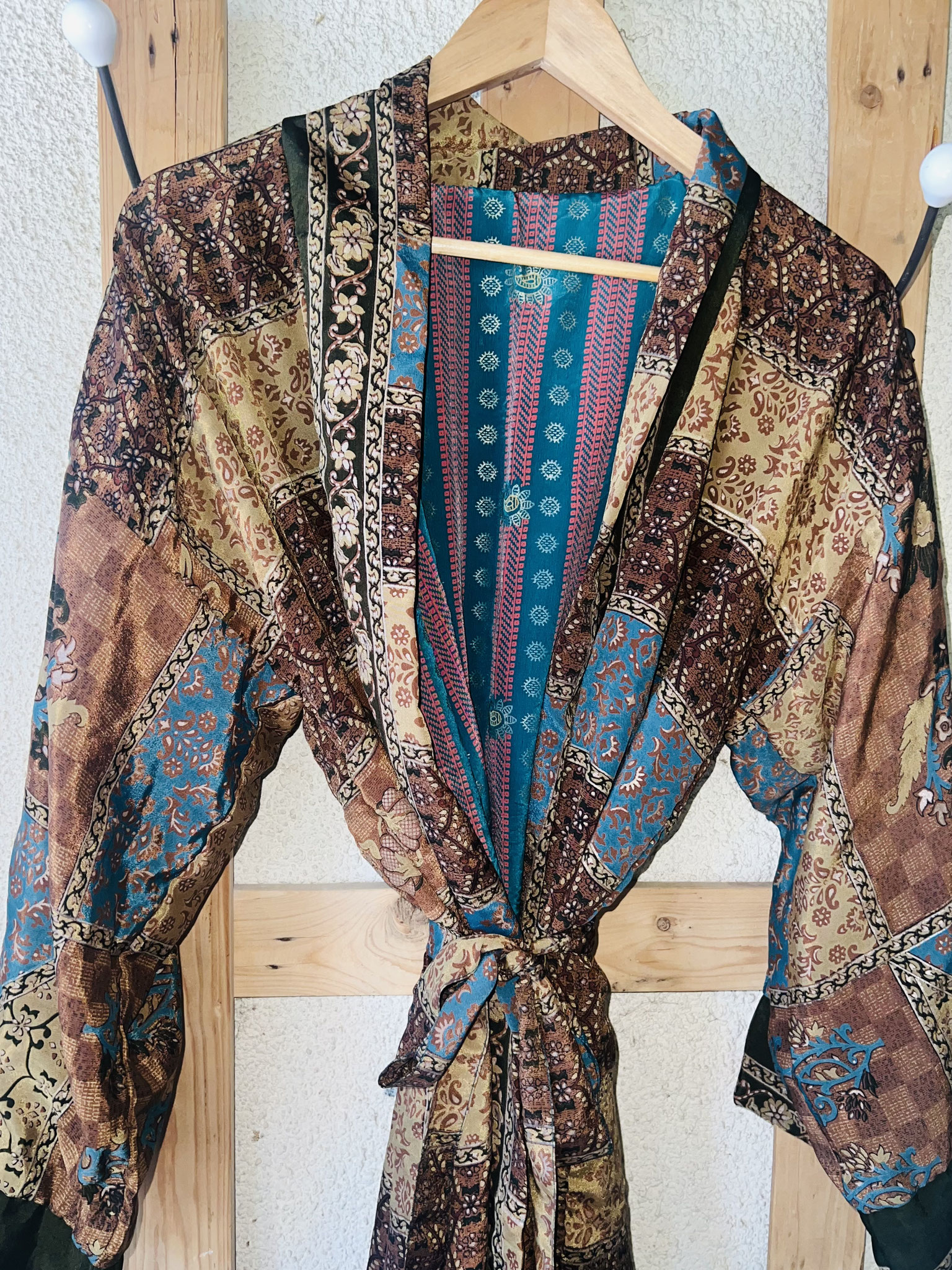 Kimono marron, or et bleu – motifs indiens et élégance