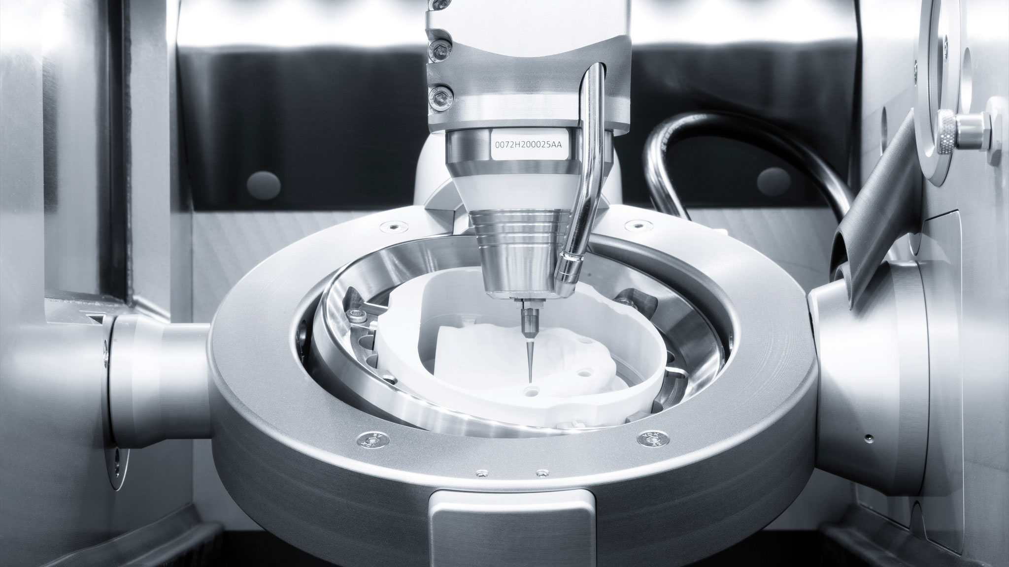 STEP 10 この段階で、模型は3D P4000システムによるプリント、またはZirkonzahnのミリングユニットで製作できます。