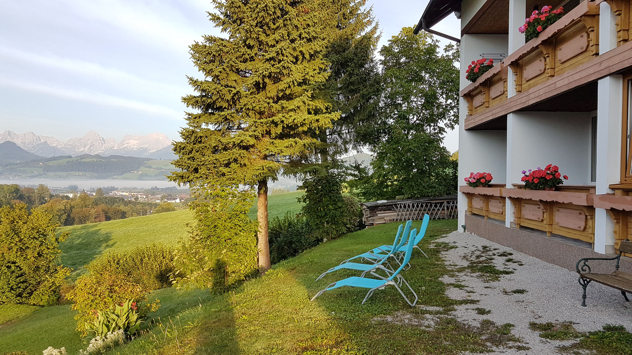 Gartenmöbel finden Sie rund um das Haus Löger Apartments