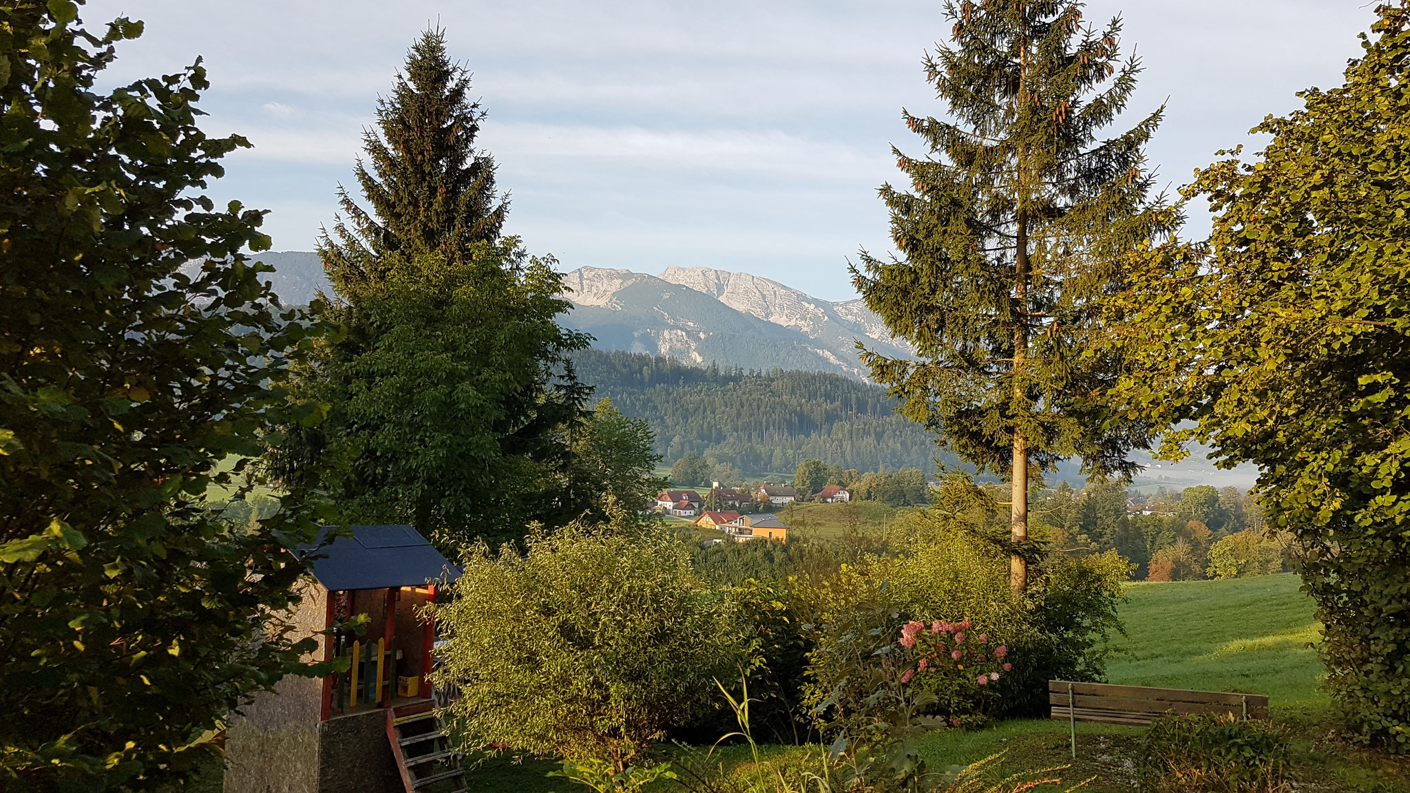 Hausbankerl hinterm Haus Löger mit Blick auf die Berge des Toten Gebirges