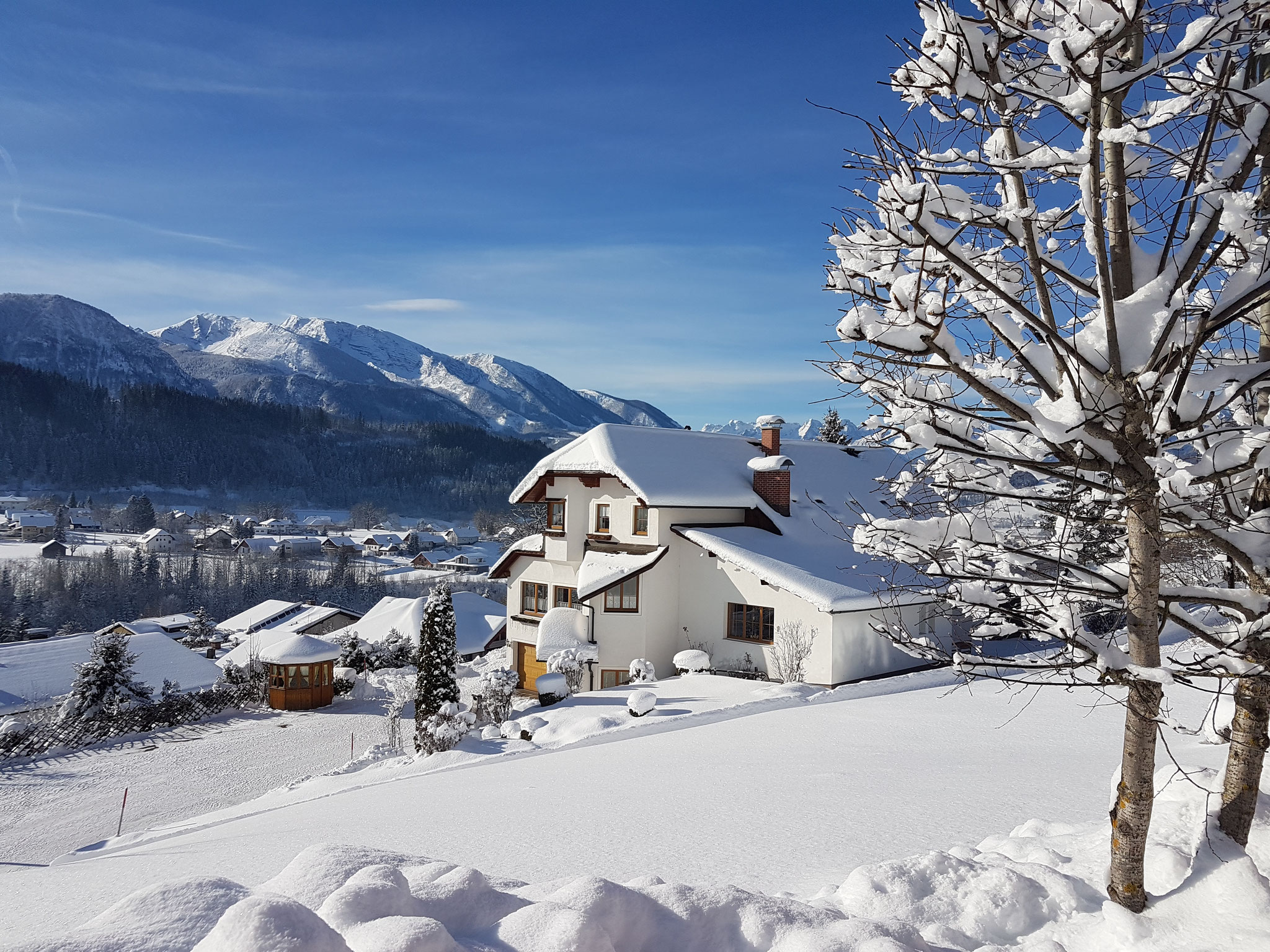 Schneemannbauen, Bob- und Schlittenfahren gleich rund um unser Haus Löger möglich