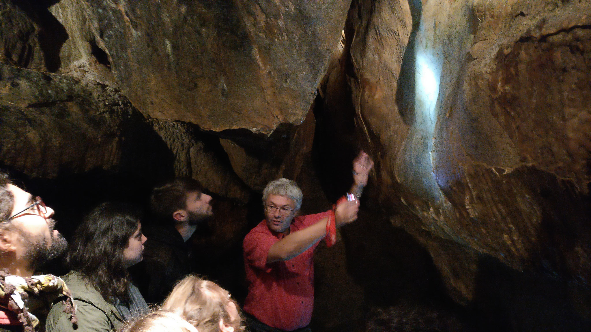 Le groupe en visite dans les grottes de Saulges, guidé par Romain Pigeaud