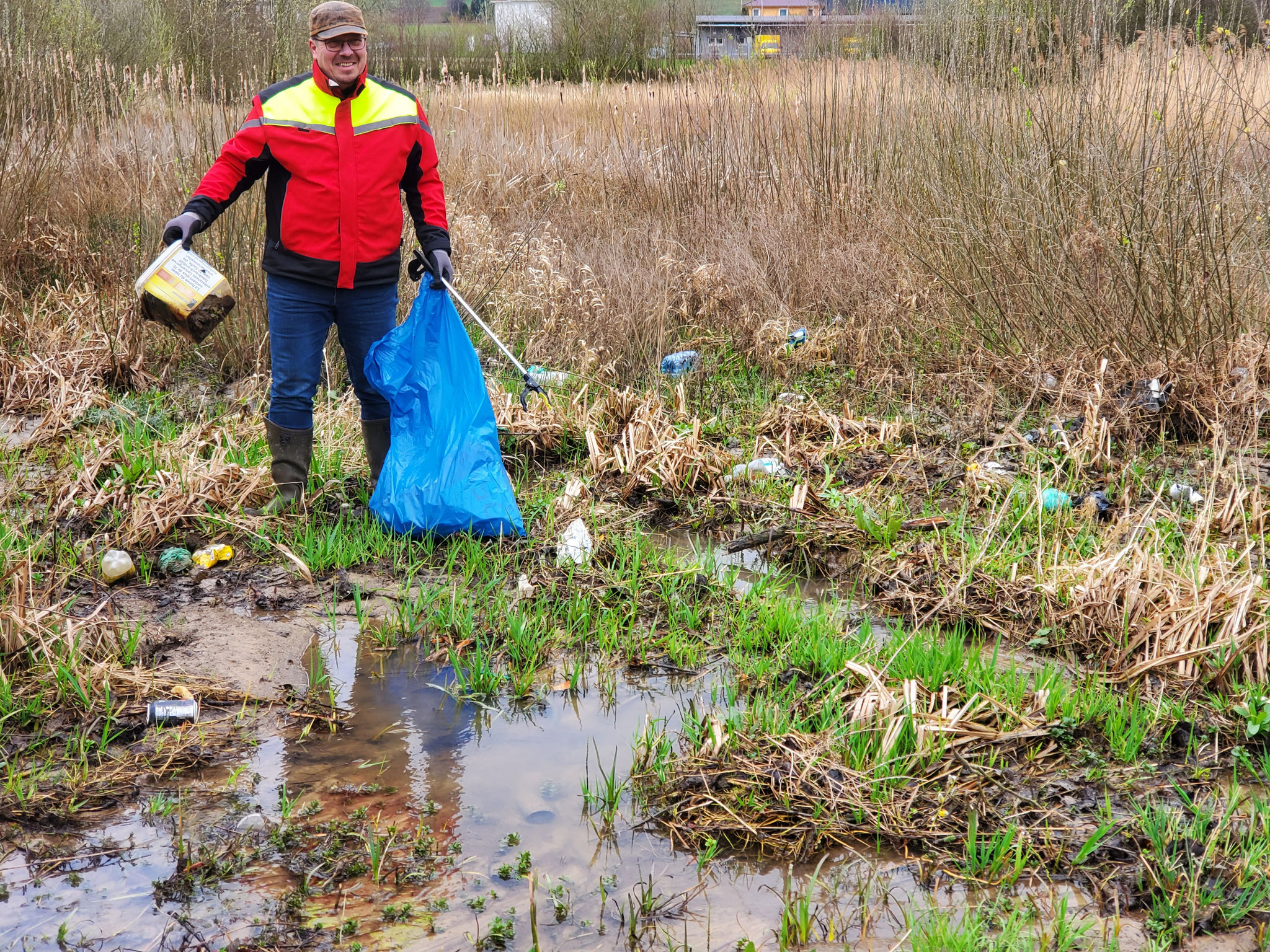 Müll sammeln am Regenrückhaltebecken in Luhden (Foto: J. Auras)