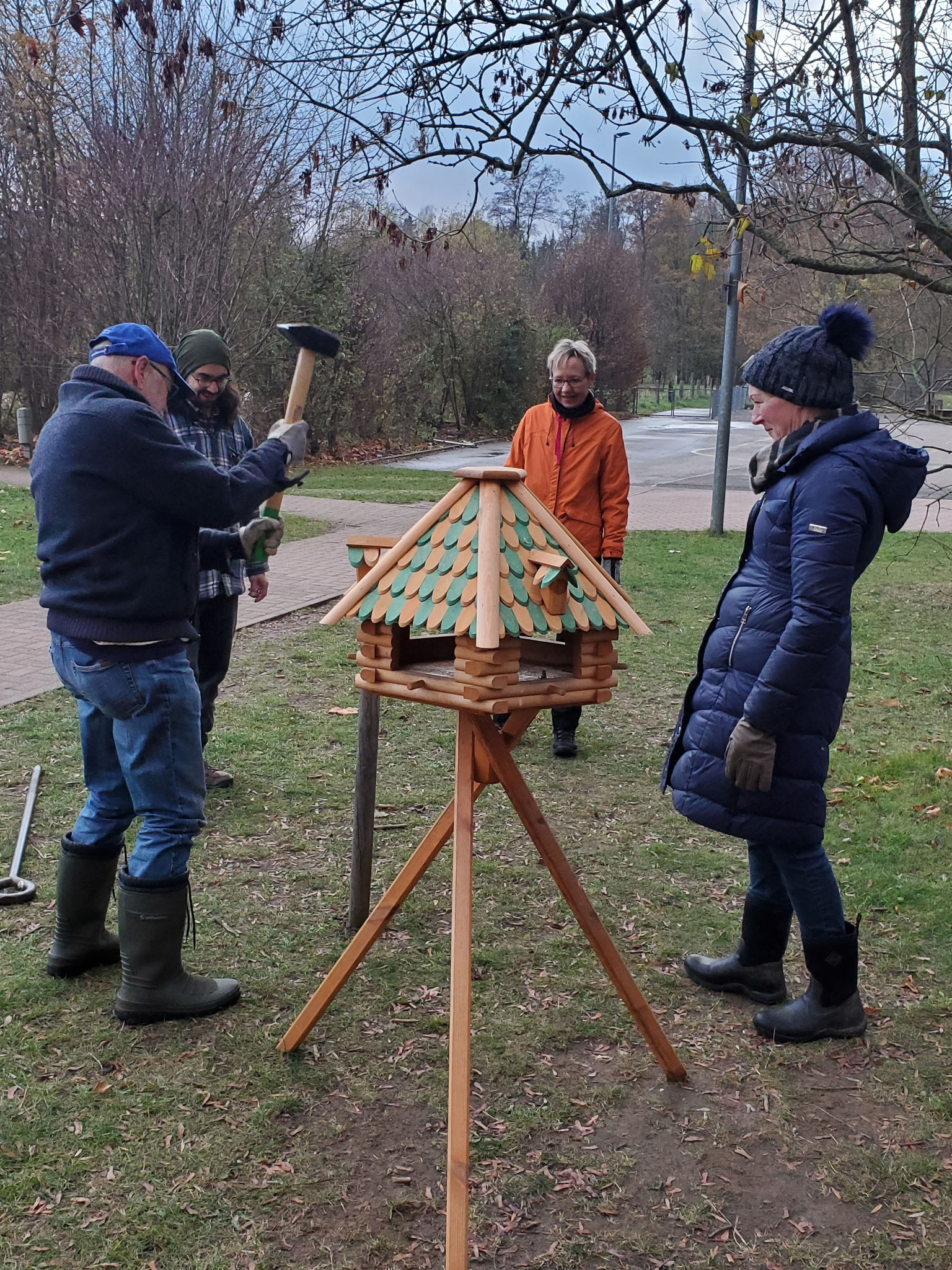 Aufstellen eines Vogelfutterhauses an der Grundschule (Foto: J. Auras)