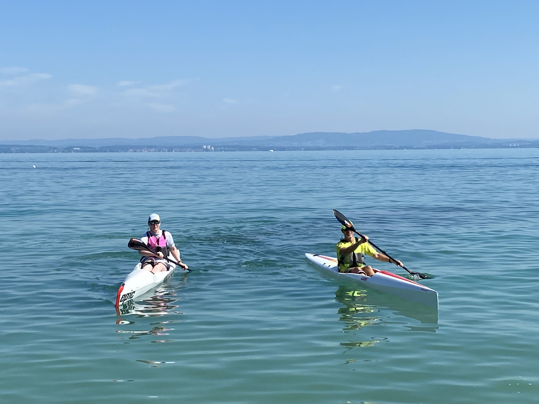 Anna und Damian mit den Surfskis vom Kanu-Club Romanshorn (Foto: Stephan Pfefferli)