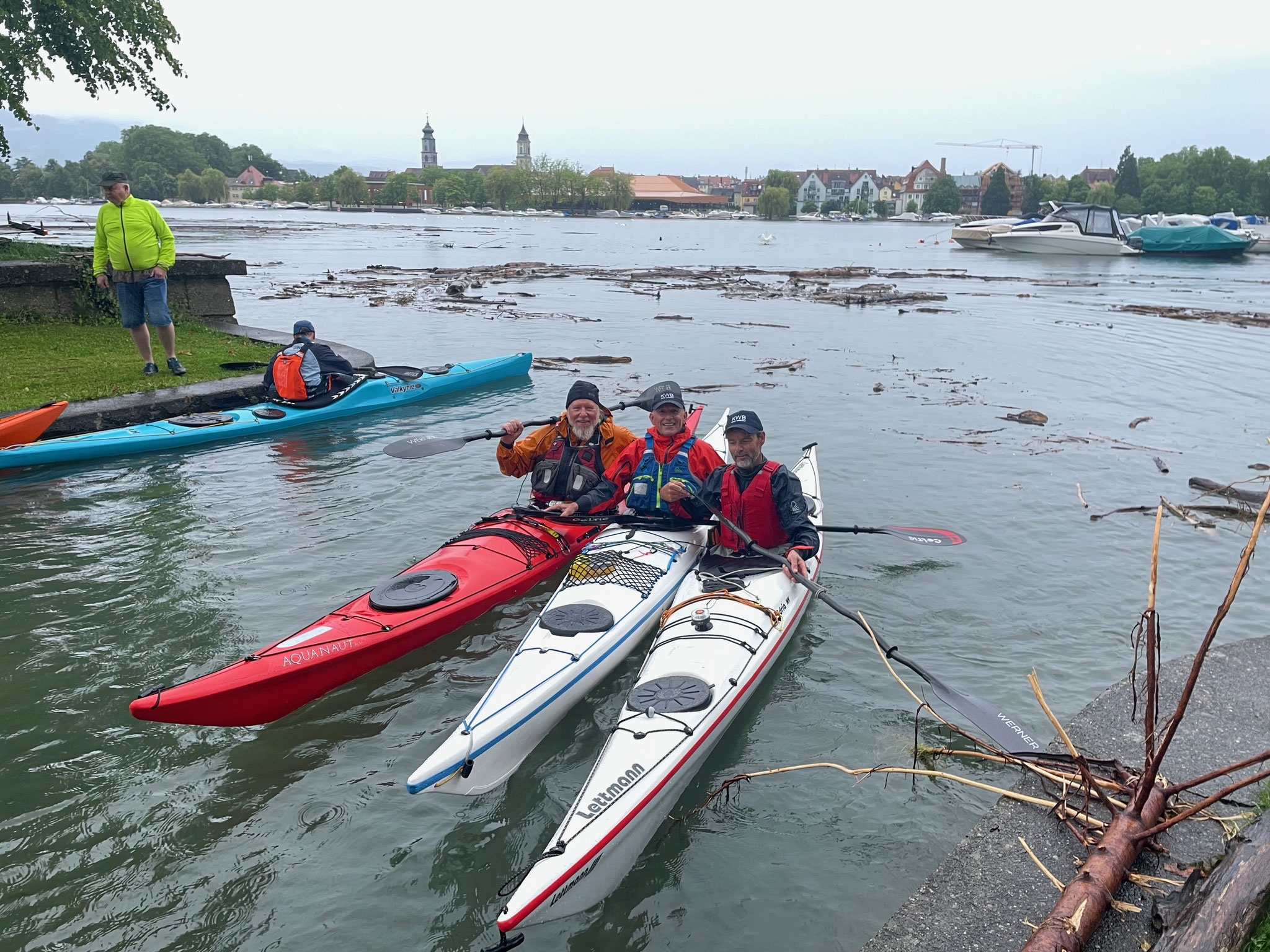 Paddler des KW Bregenz in Lindau, Friedrichshafener machen sich bereit.