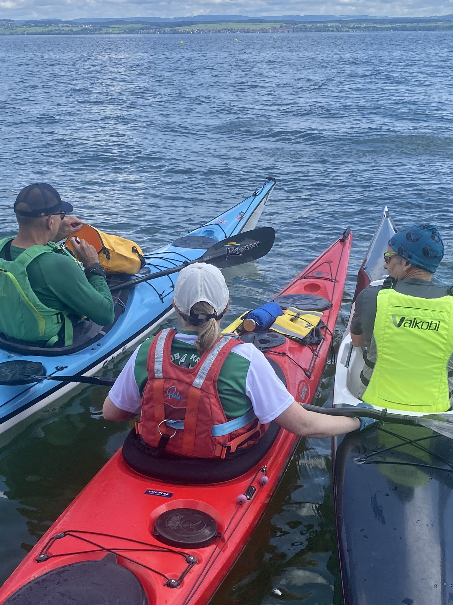 Thorsten Arp, zusammen mit Susanne Brockmann und Walter Gygli, beim Kontrollieren der Tracker («Stafettenstab», im gelben Sack) bei der Übergabe in Güttingen.