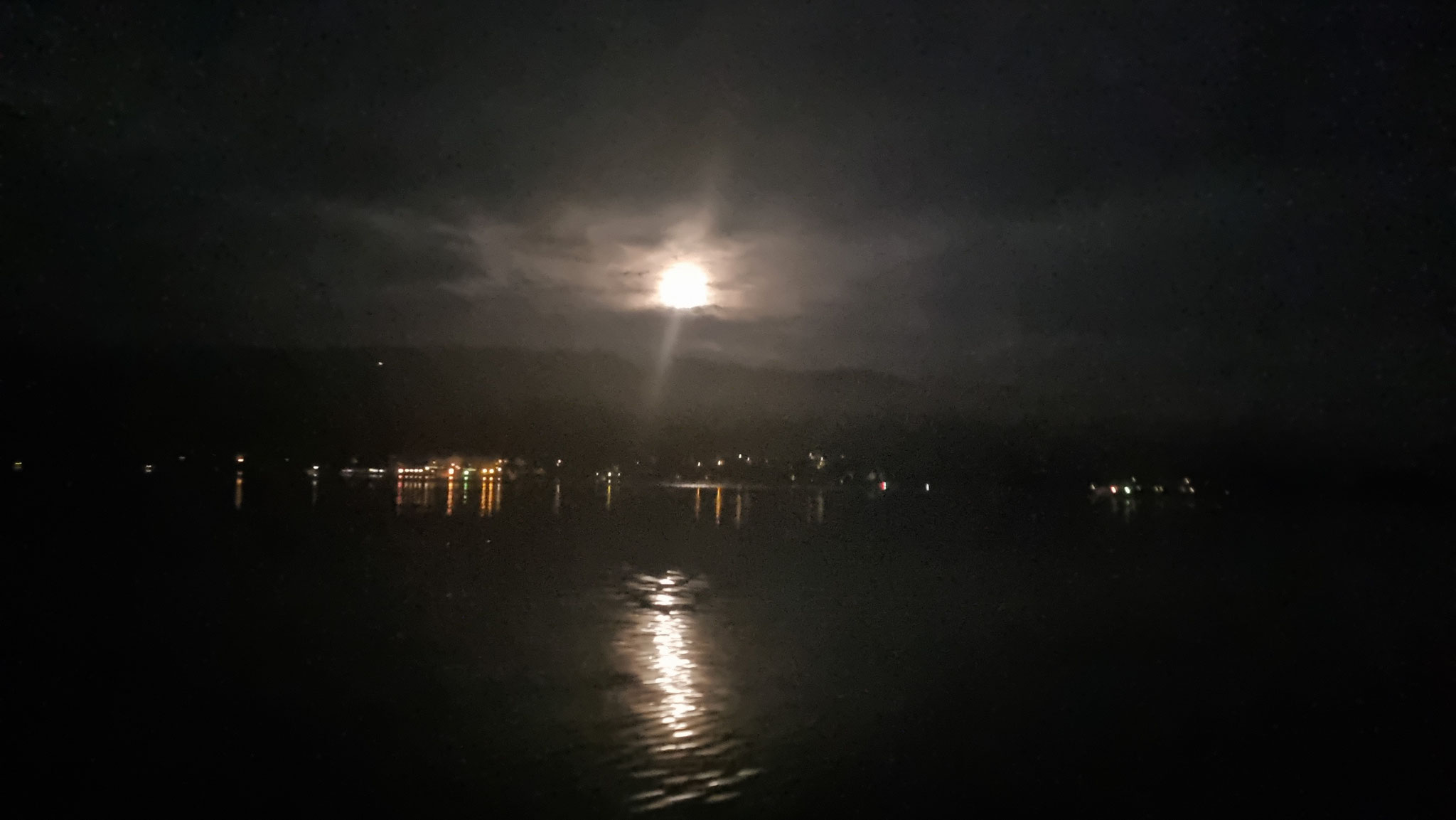 Kurz Vollmond am Sonntagmorgen um 4 Uhr in Bodman (13. Etappe).