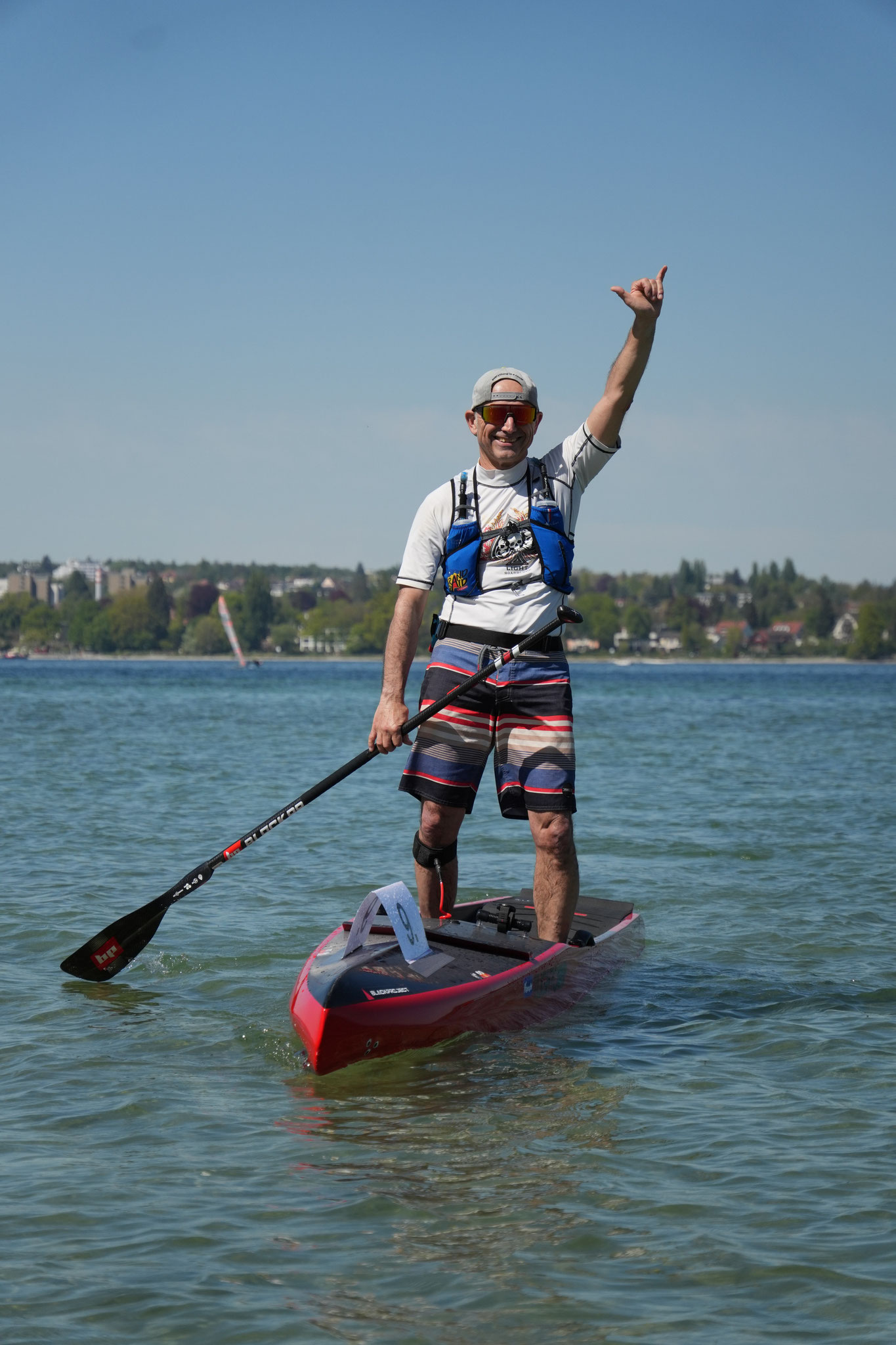 Ein SUP (Stand-Up-Paddling)